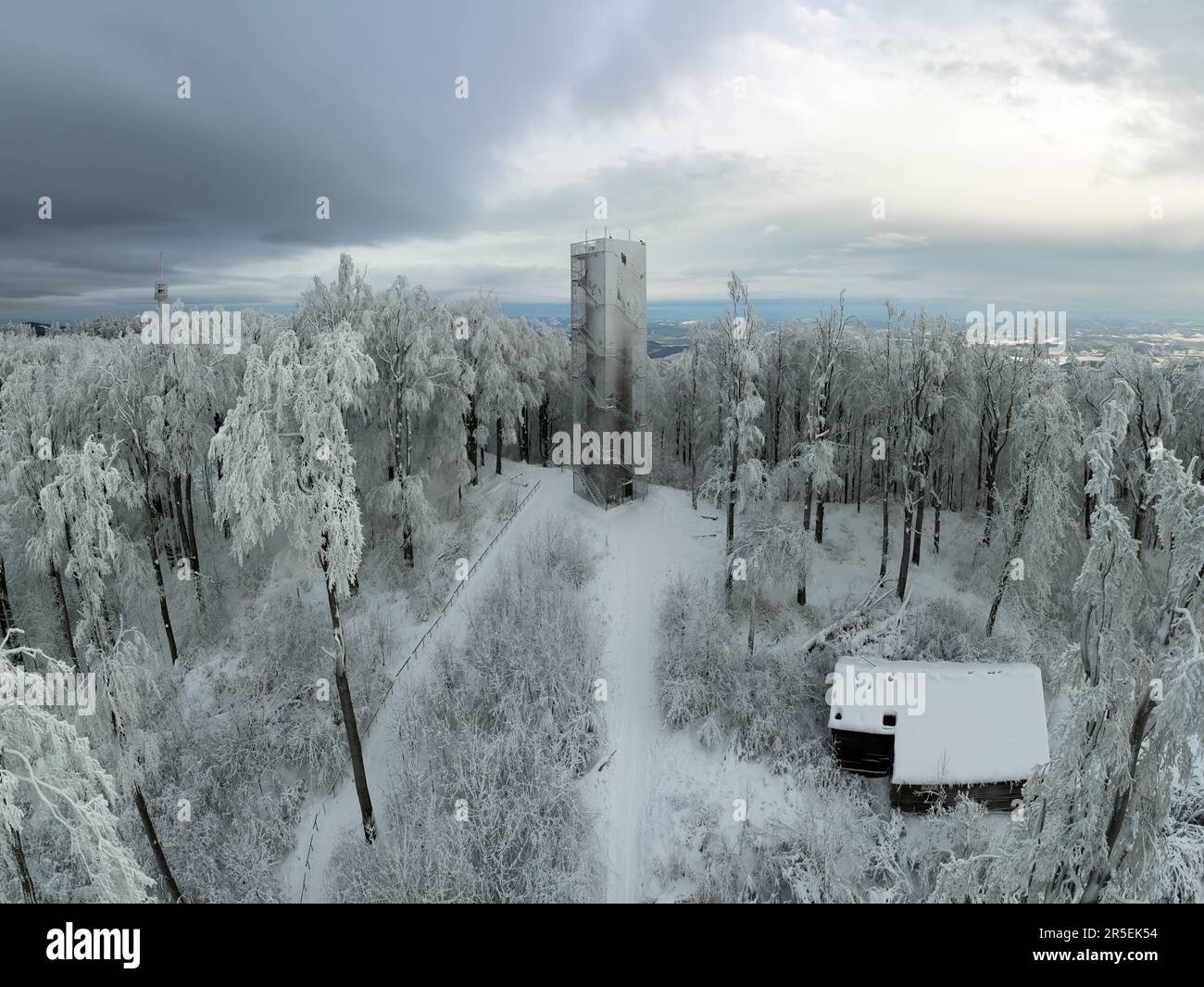 Paesaggio invernale a Galyteto Ungheria. Neve fresca neve coperta tutta la cima muntain. C'è la famosa torre panoramica e hotel turistico, skilines. Famou Foto Stock