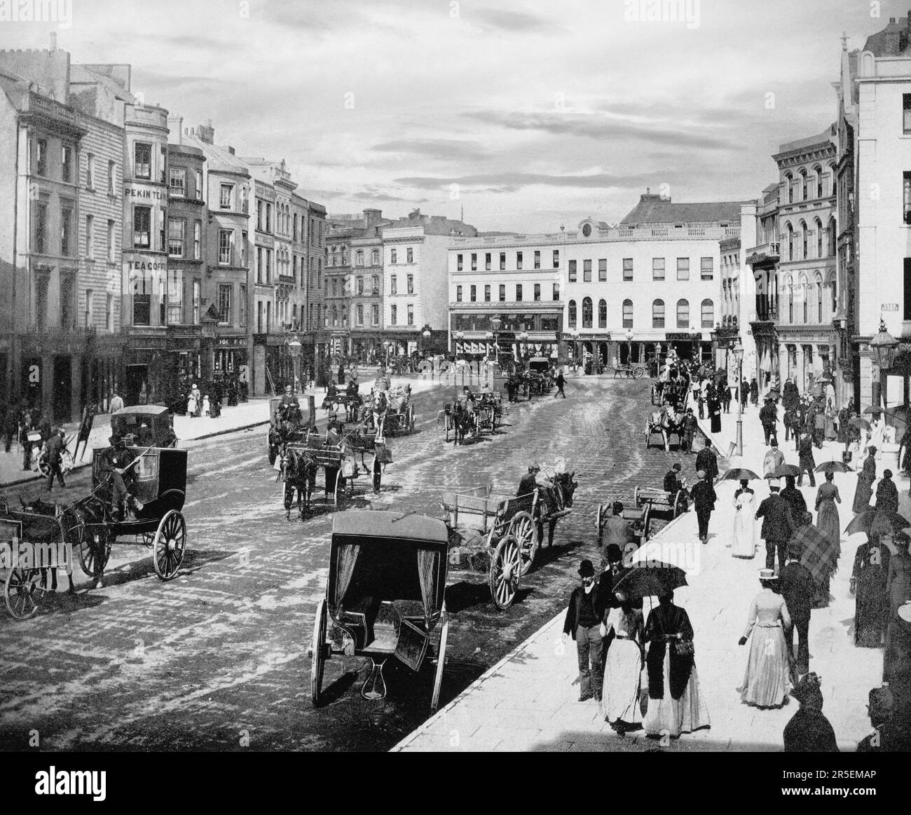 Una vista di fine '19th di Patrick Street, la principale via dello shopping della città di Cork, Irlanda. La strada risale alla fine del 18th ° secolo, quando la città si espanse oltre le mura della città antica, centrata sulle strade principali Nord e Sud. Foto Stock