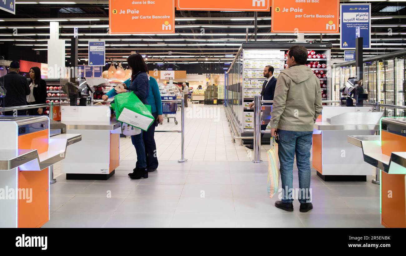 Maroccan Supermarket: I clienti si impegnano con il checkout automatico Foto Stock