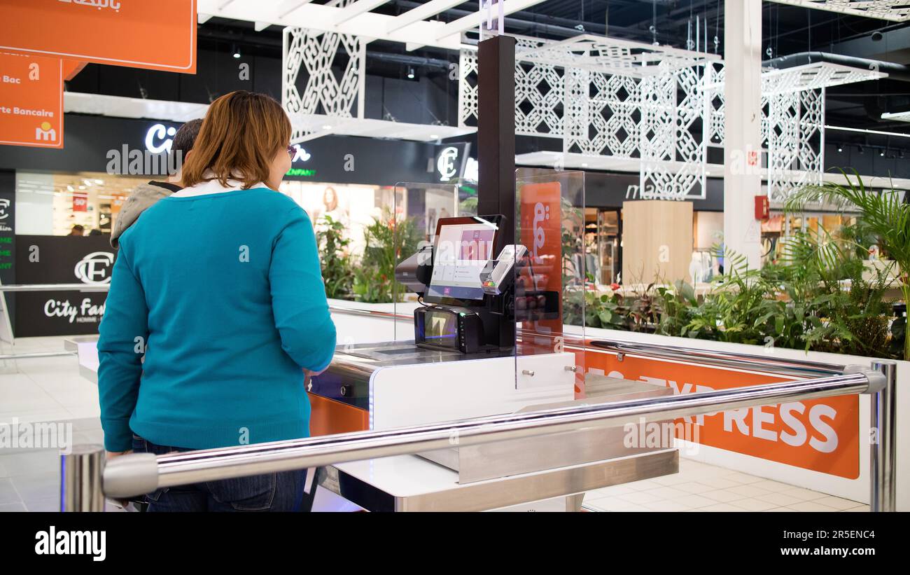 Gli acquirenti marocchini del supermercato adottano la tecnologia di checkout automatico Foto Stock