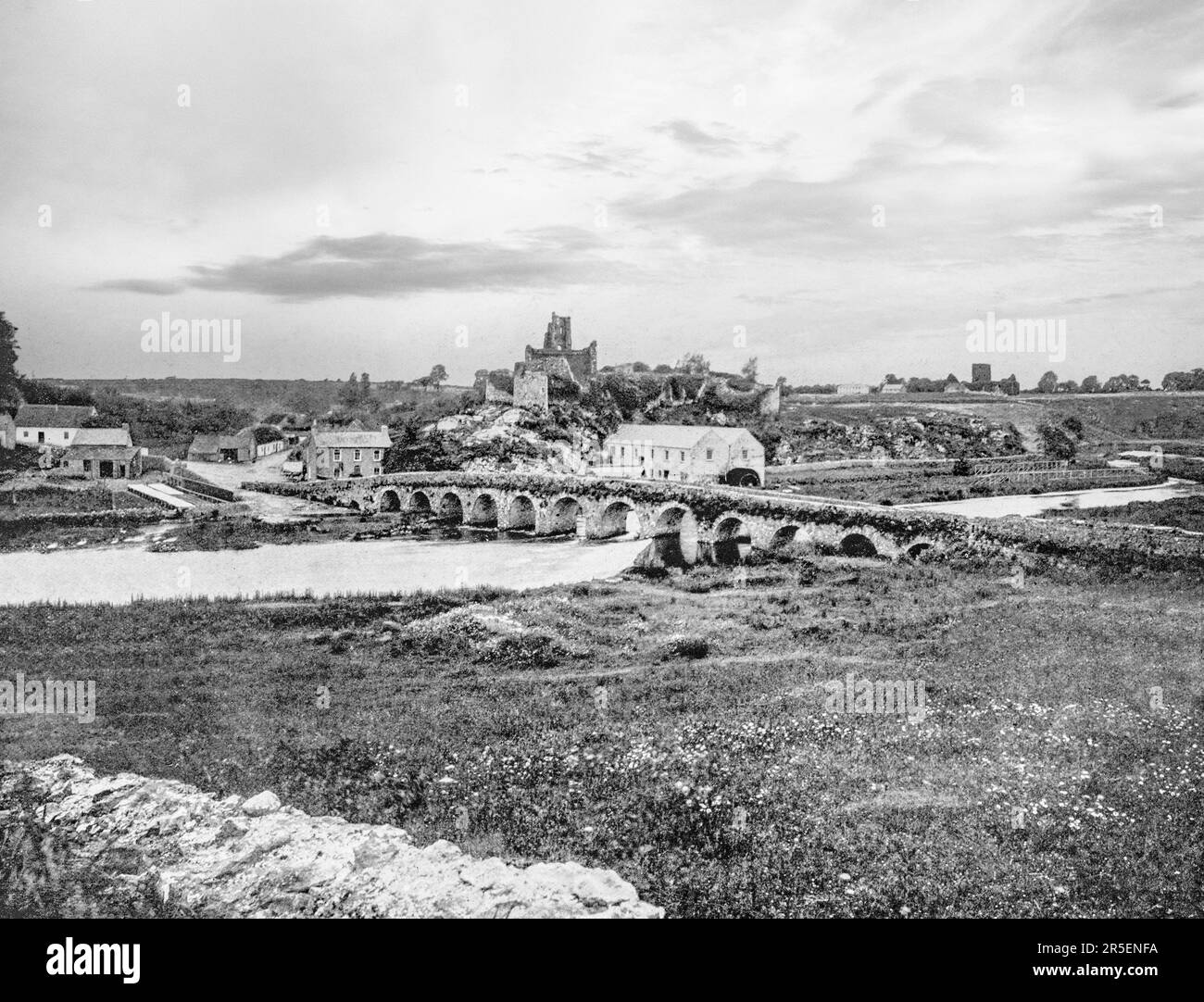 Una vista di fine 19th ° secolo di Glanworth, un villaggio nella contea di Cork, Irlanda. Il ponte a 13 archi della metà del 17th ° secolo sul fiume Fundhion, si dice che sia il 'più stretto e più antico ponte pubblico in uso quotidiano' in Europa. Sopra di essa sorgono le rovine del Castello di Glanworth del 13th° secolo, costruito dalla famiglia Condon, coloni normanni che arrivarono nella zona di Cork nel XII secolo. Foto Stock