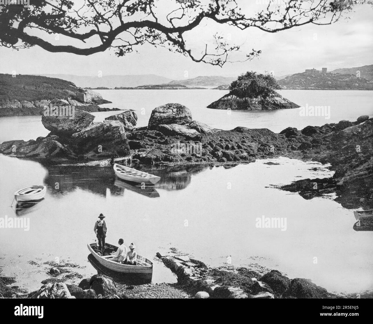 Una vista di fine '19th di turisti e un barcaiolo accanto all'Isola di Otter a Bantry Bay vicino a Glengarriff, un villaggio sulla Penisola di Beara della Contea di Cork, Irlanda. Foto Stock