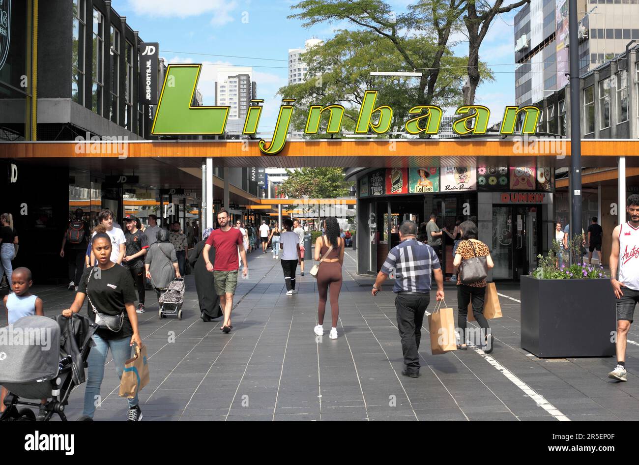 Parte del quartiere dello shopping di Lijnbaan a Rotterdam, Paesi Bassi Foto Stock