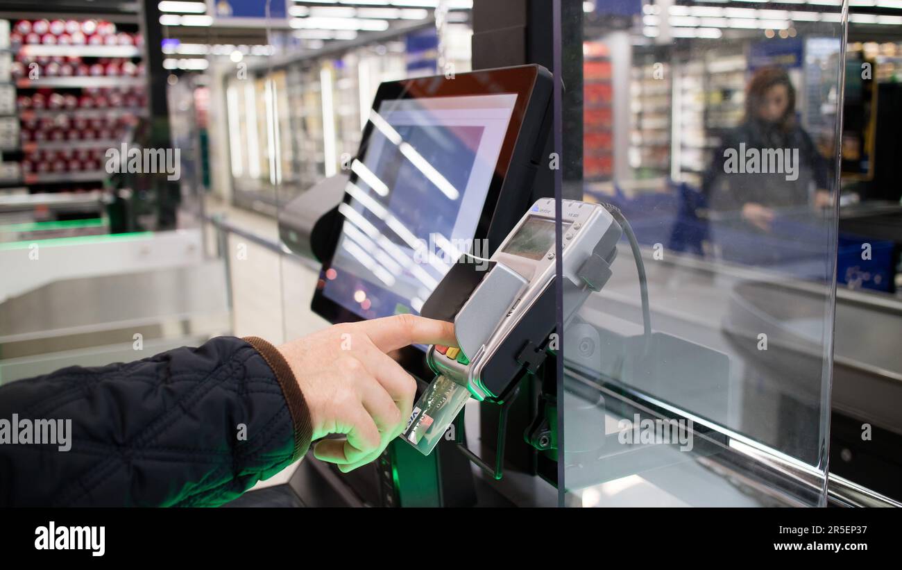 L'acquirente che effettua il pagamento con carta di credito presso un Supermarket Self-Checkout Foto Stock