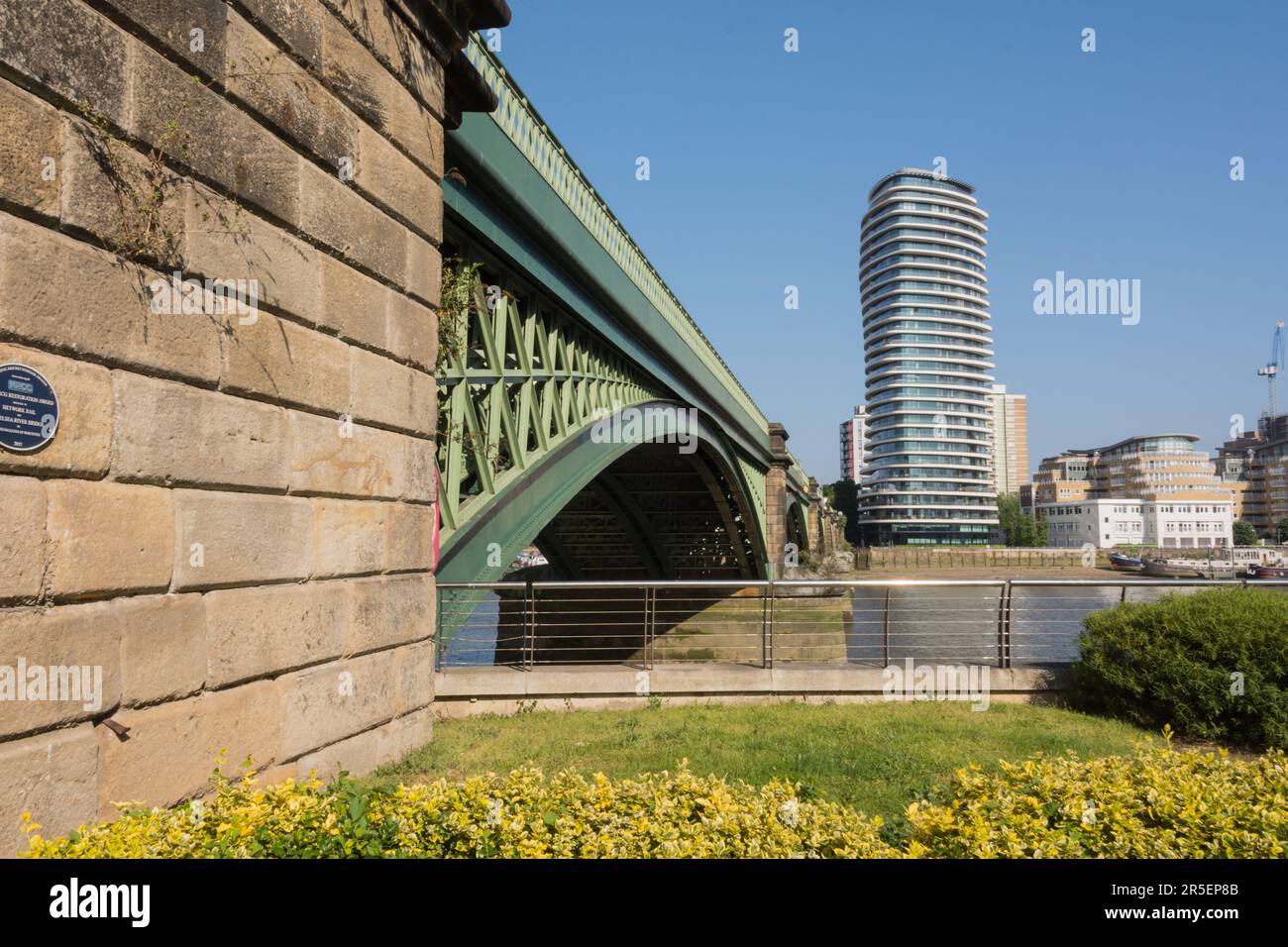 Lombard Wharf Apartments e Chelsea River Bridge di Network Rail (noto anche come Battersea Rail Bridge) sul Tamigi, Londra, Inghilterra, Regno Unito Foto Stock