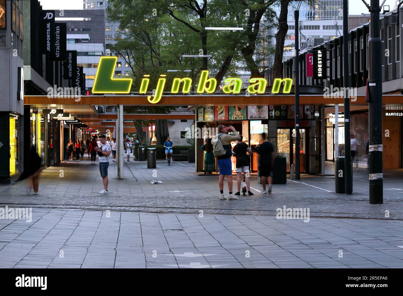 Parte del quartiere dello shopping di Lijnbaan a Rotterdam, Paesi Bassi Foto Stock