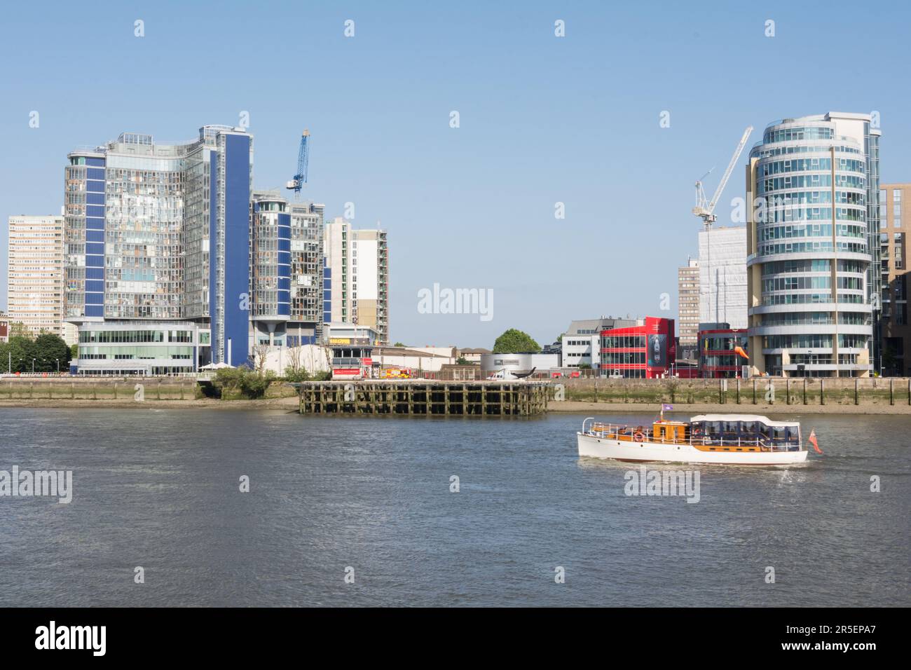 Babylon Gardens e London Heliport, Lombard Road, Battersea, Londra, SW11, Inghilterra, Regno Unito Foto Stock