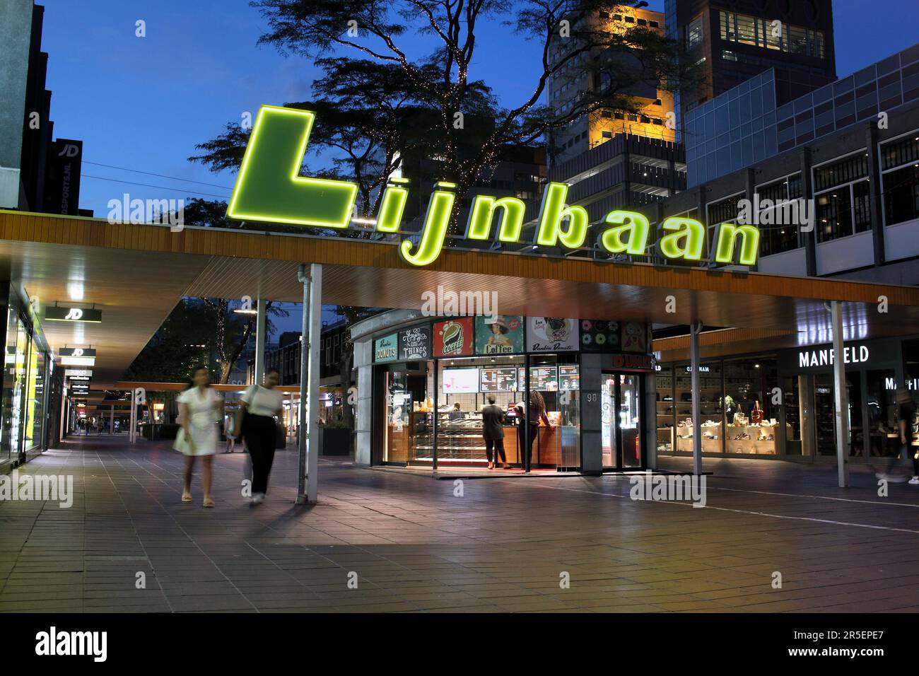 Parte del quartiere dello shopping di Lijnbaan a Rotterdam, Paesi Bassi Foto Stock