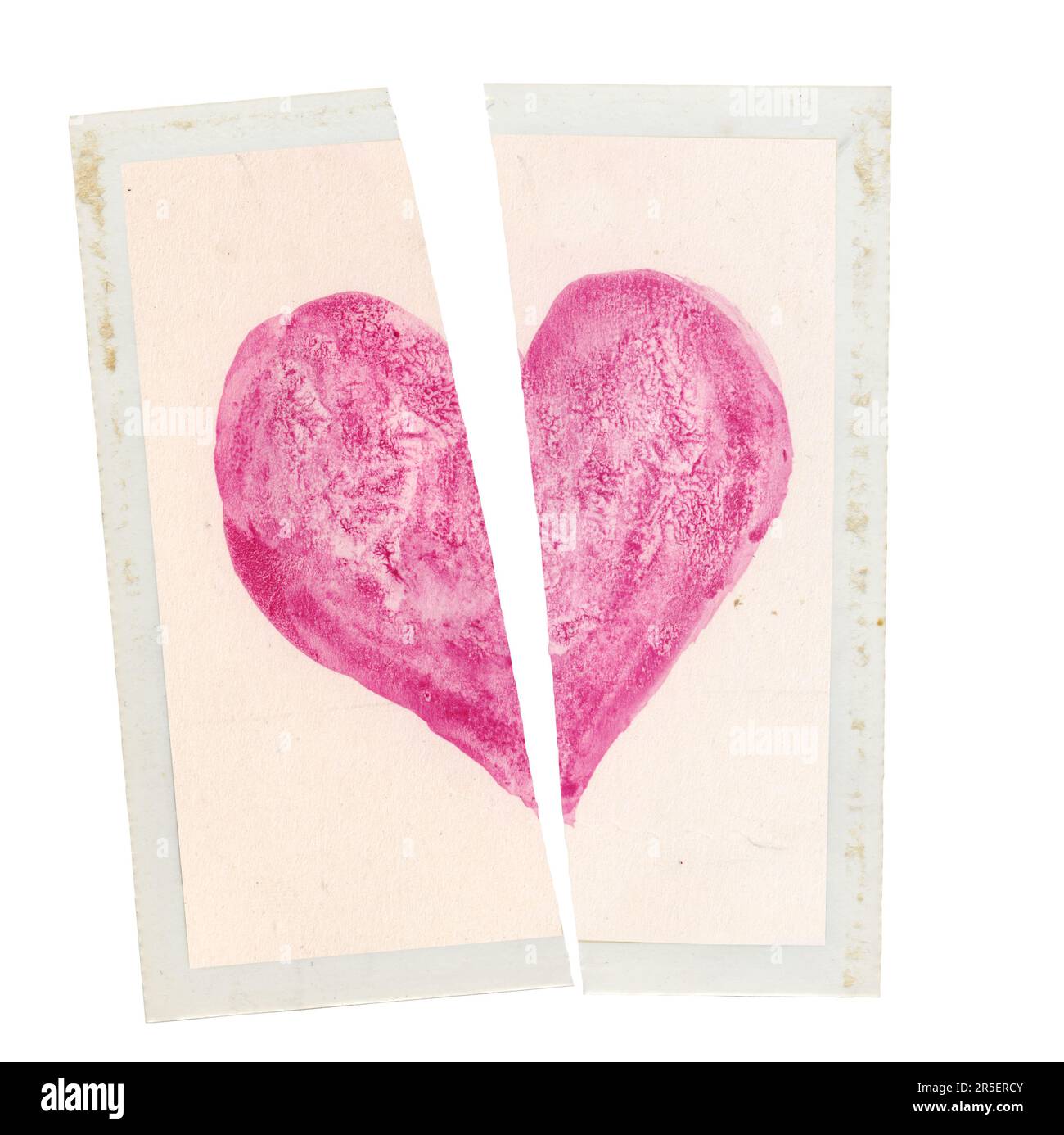 Heartbreak, amore perso, concetto di divorzio con l'immagine di un simbolo del cuore diviso dal taglio, isolato su bianco Foto Stock