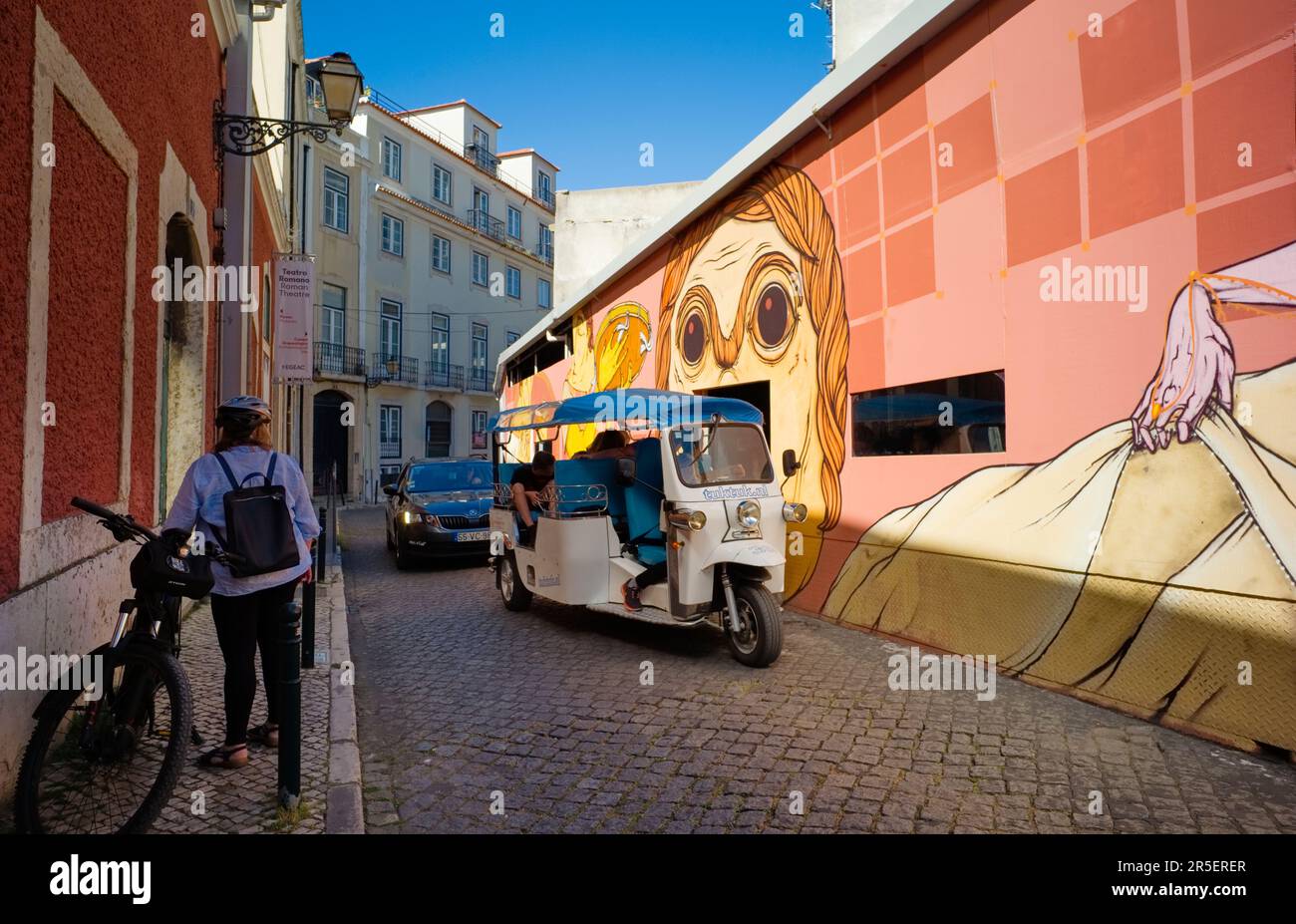 Un giro turistico in tuk tuk si ferma fuori dai resti dell'anfiteatro romano di Lisbona Foto Stock
