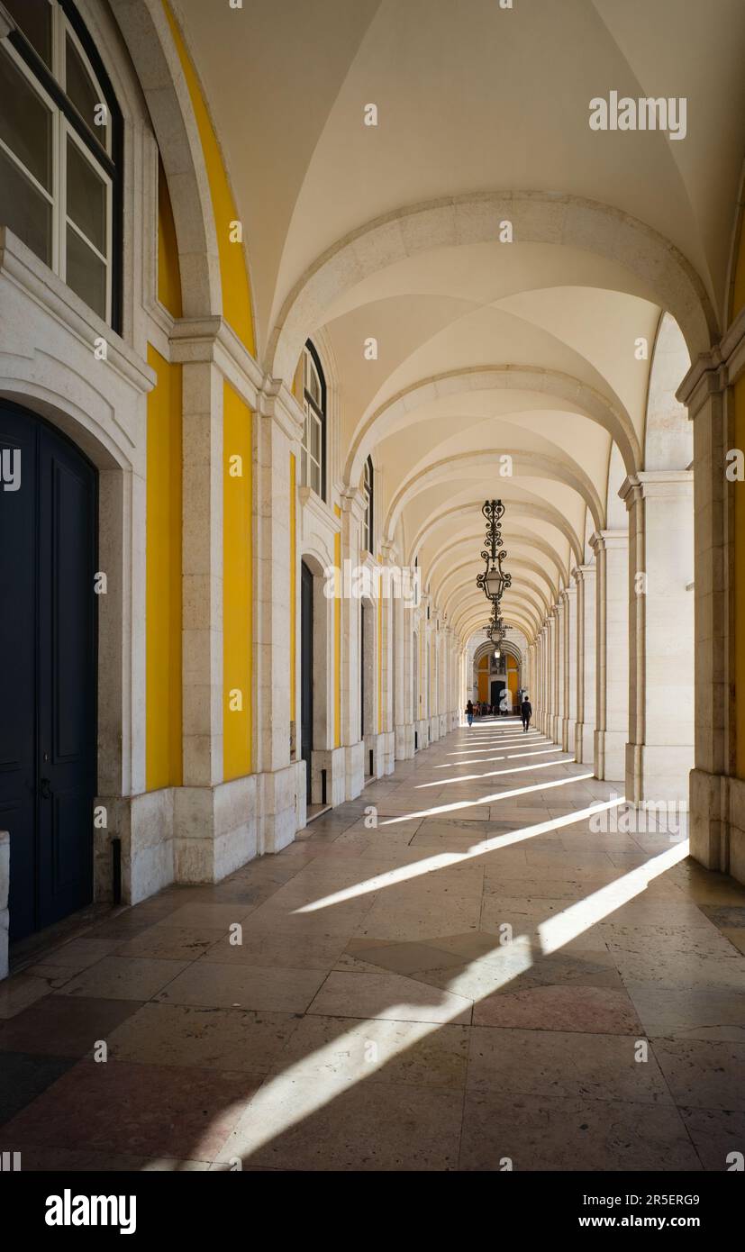 Gli archi del passaggio coperto della Praa do Comércio Foto Stock