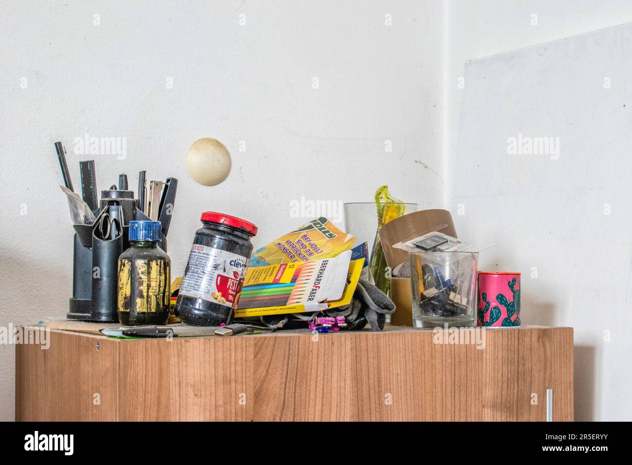 vienna, austria. 25 aprile 2023: Liberare la creatività: l'essenziale dello studio domestico per l'espressione artistica Foto Stock