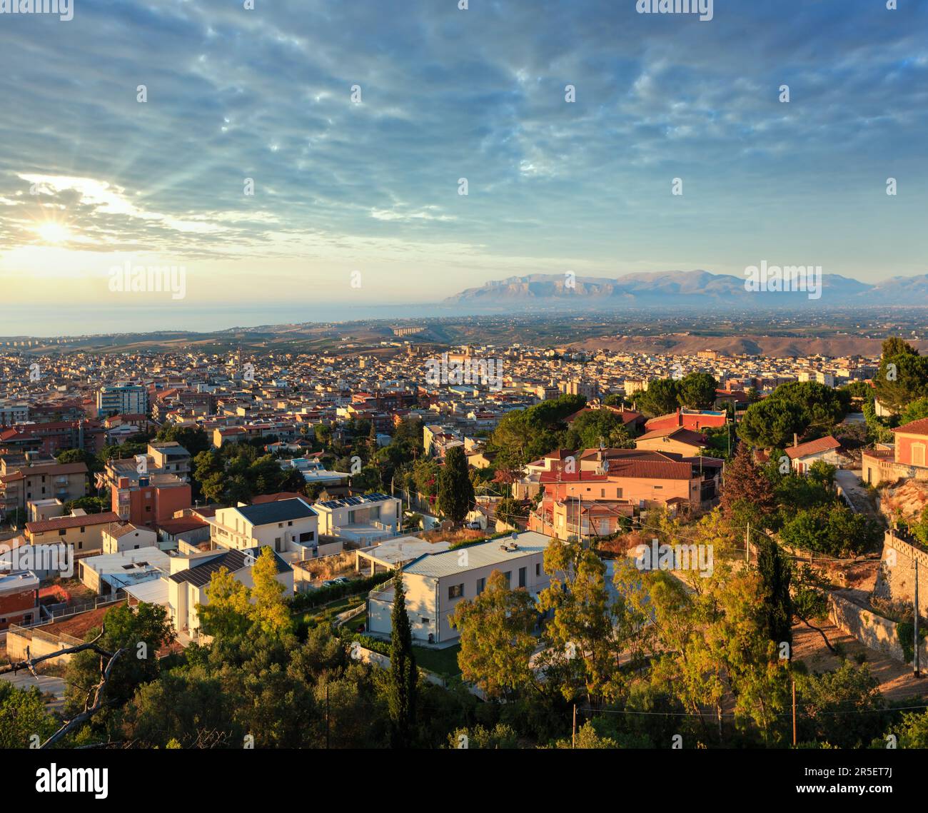 Vista serale a del Tirreno bay e Alcamo città dal punto di vista sopra (regione di Trapani, Sicilia, Italia). Foto Stock