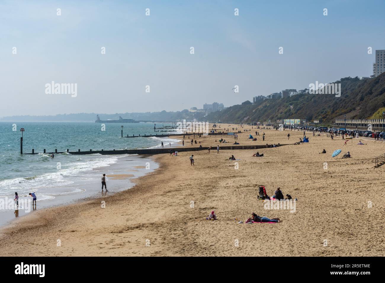 Boscombe, Regno Unito - Aprile 29th 2023: Persone a Boscombe Beach. Foto Stock