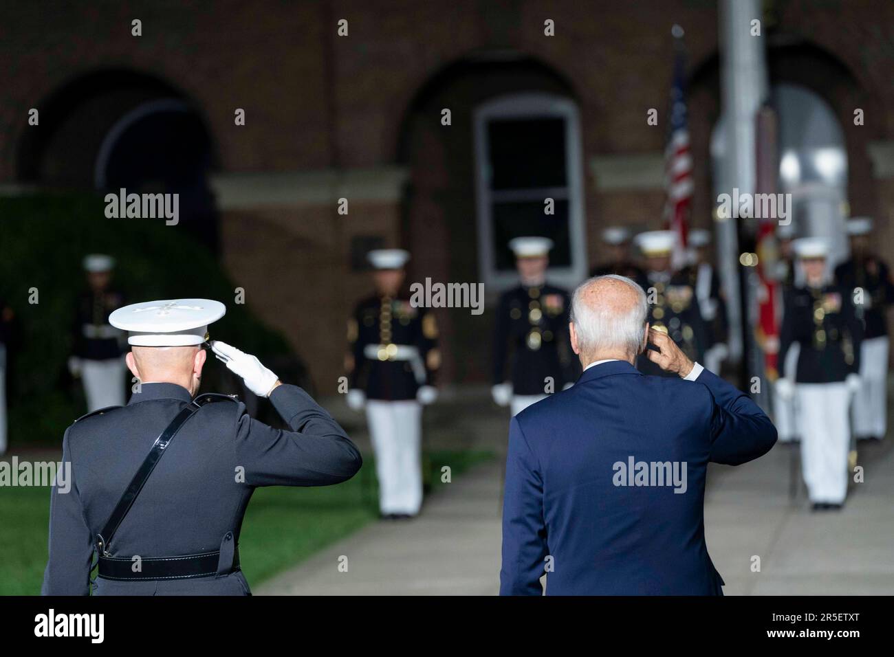 Washington DC, Stati Uniti. 02nd giugno, 2023. Il presidente degli Stati Uniti Joe Biden e il generale del corpo marino degli Stati Uniti David H. Berger, comandante del corpo marino salutano durante la baracche marina venerdì sera parata alle baracche marine di Washington, DC venerdì 2 giugno 2023. Credito: Bonnie Cash/Pool tramite CNP /MediaPunch credito: MediaPunch Inc/Alamy Live News Foto Stock
