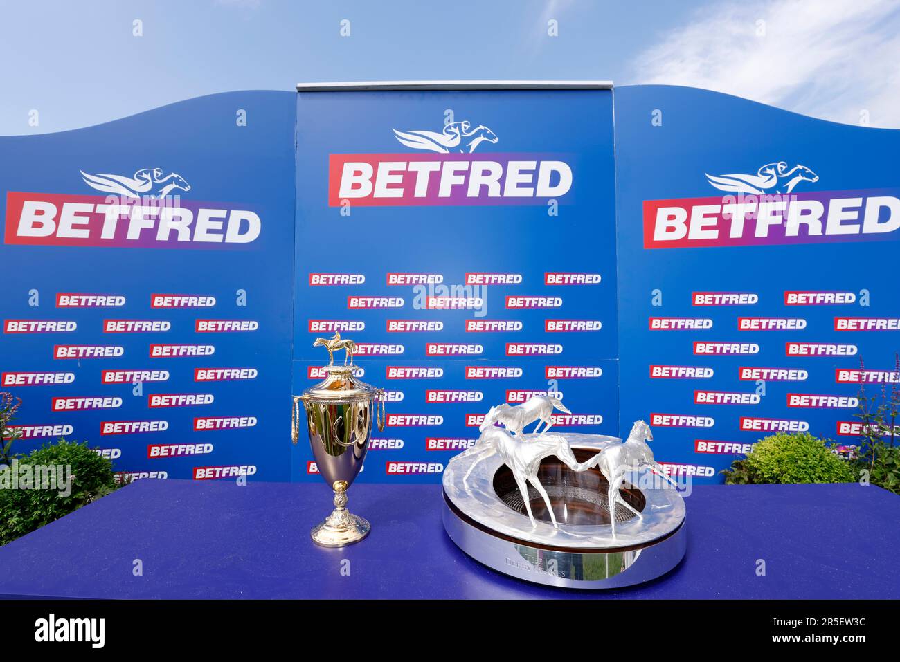 Una vista generale del Kentucky Derby Trophy e del Epsom Derby Trophy il Derby Day del 2023 Derby Festival all'ippodromo di Epsom Downs, Epsom. Data immagine: Sabato 3 giugno 2023. Foto Stock