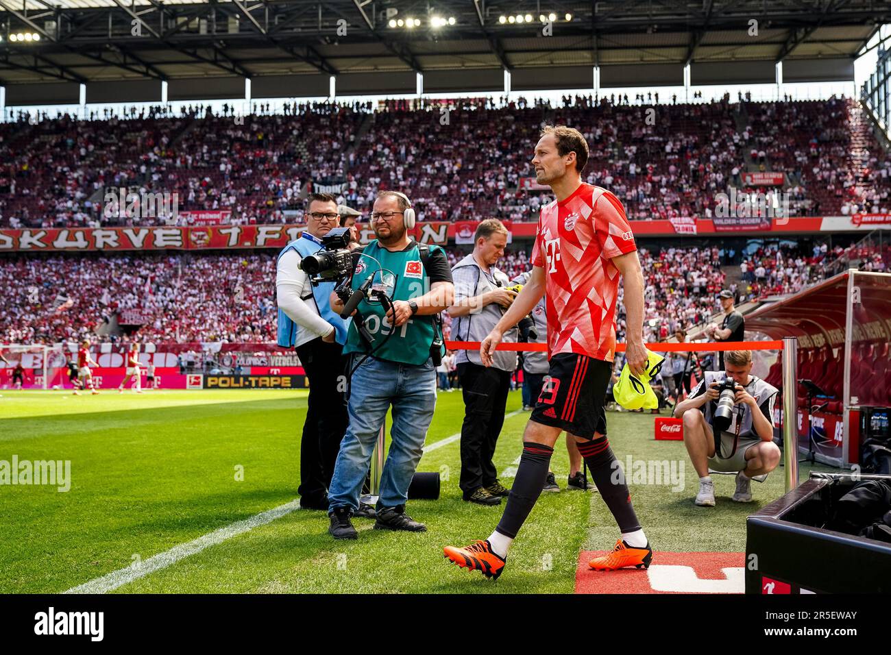 COLONIA, GERMANIA - MAGGIO 27: Daley Blind del Bayern Munchen esce per scaldarsi prima della partita della Bundesliga tra il 1. FC Koln e FC Bayern Munchen al RheinEnergieStadion il 27 maggio 2023 a Colonia, Germania (Foto di René Nijhuis/Orange Pictures) Foto Stock