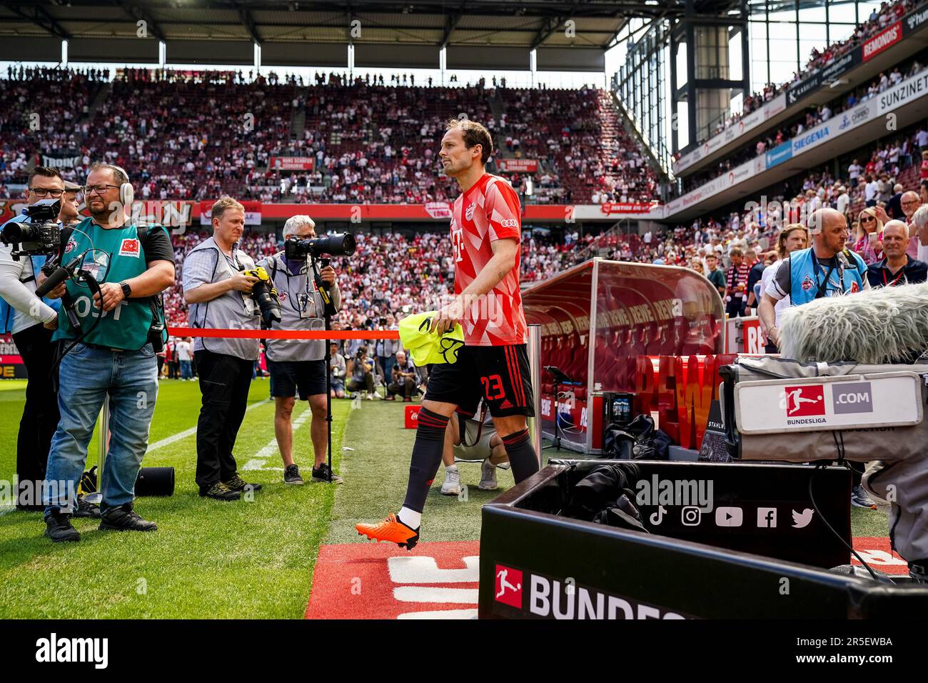 COLONIA, GERMANIA - MAGGIO 27: Daley Blind del Bayern Munchen esce per scaldarsi prima della partita della Bundesliga tra il 1. FC Koln e FC Bayern Munchen al RheinEnergieStadion il 27 maggio 2023 a Colonia, Germania (Foto di René Nijhuis/Orange Pictures) Foto Stock