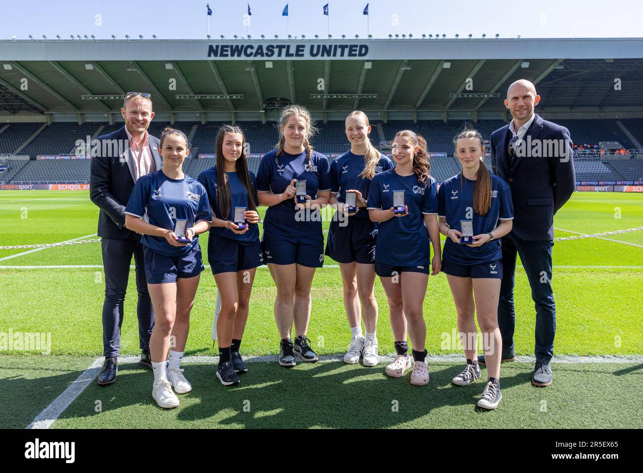 Foto di Alex Whitehead/SWpix.com - 03/06/2023 - Rugby League - Betfred Super League: Magic Weekend - St James' Park, Newcastle, Inghilterra - Y10 Girls Championship Final Officers, Left to Right - Robert Hicks, Esmai Wright (Leeds - touch Judge), Rebecca Floyd (St Helens - Reserve official), Rhiannon Horsman (Leeds - touch judge), Megan Mills (Hull - arbitro), Olivia Leech (Wigan - in goal judge), Niamh Bragg (Wigan - in goal judge), Tony Sutton. Credit: SWpix/Alamy Live News Foto Stock