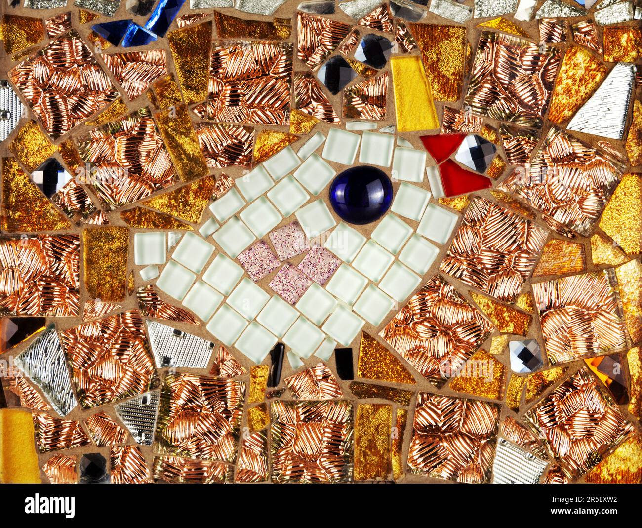 Mosaico realizzato con pezzi di piastrelle di vetro colorate rotte. Piccolo uccello bianco che tiene un oggetto lucido nel suo becco Foto Stock