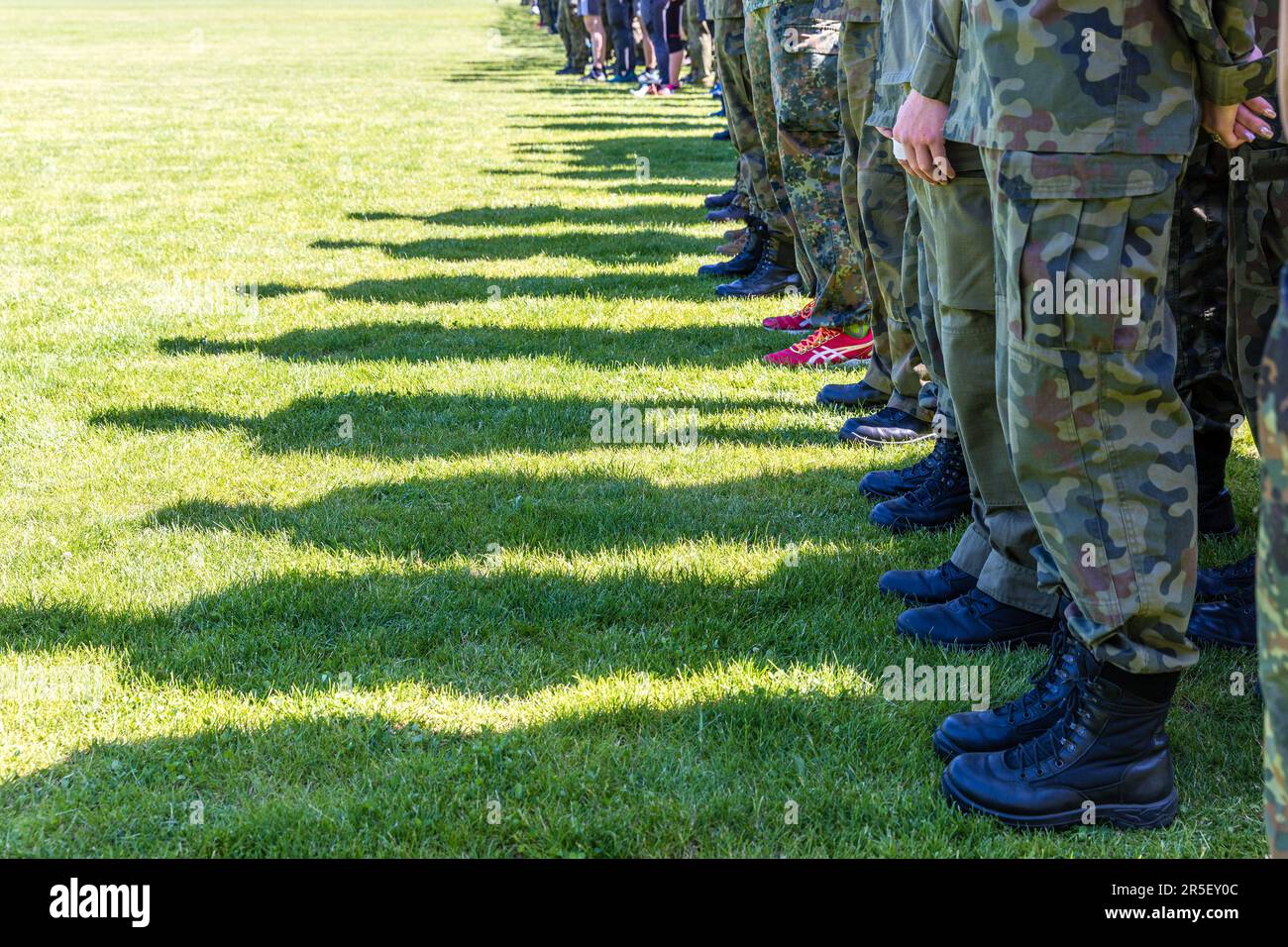 Gubin, Polonia. 03rd giugno, 2023. I partecipanti alla marcia Oderland sono presenti all'evento di apertura del 26th marzo Oderland tedesco-polacco, 87 squadre e 39 singoli partenti, per un totale di circa 500 partecipanti delle forze armate, della polizia e dei vigili del fuoco tedeschi, nonché delle forze armate polacche e ceche, La Francia, la Lettonia e gli Stati Uniti si sono registrati. I partecipanti correranno per 10 km, attraverseranno il fiume di confine Neisse, spareranno con fucili sportivi e trasporteranno persone ferite. Credit: Frank Hammerschmidt/dpa/Alamy Live News Foto Stock
