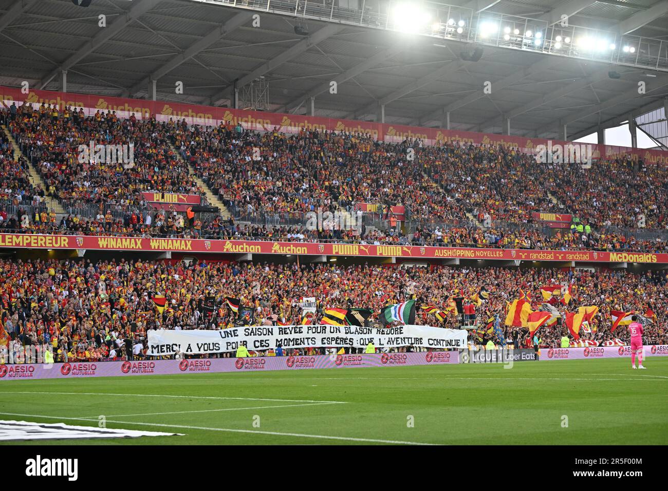 Obiettivo, Francia. 27th maggio, 2023. Fan e sostenitori di Lens in tribune Marek mostrando un banner con une saison reyee pour un blason redore ; merci a vous pour ces moments esperes : que l'aventure continua ! Su di esso ha ritratto durante una partita di calcio tra t Racing Club de Lens e AC Ajaccio, il giorno 37th della 2022-2023 Ligue 1 Uber mangia stagione, Domenica 27 maggio 2023 a Lens, Francia . Credit: Sportpix/Alamy Live News Foto Stock