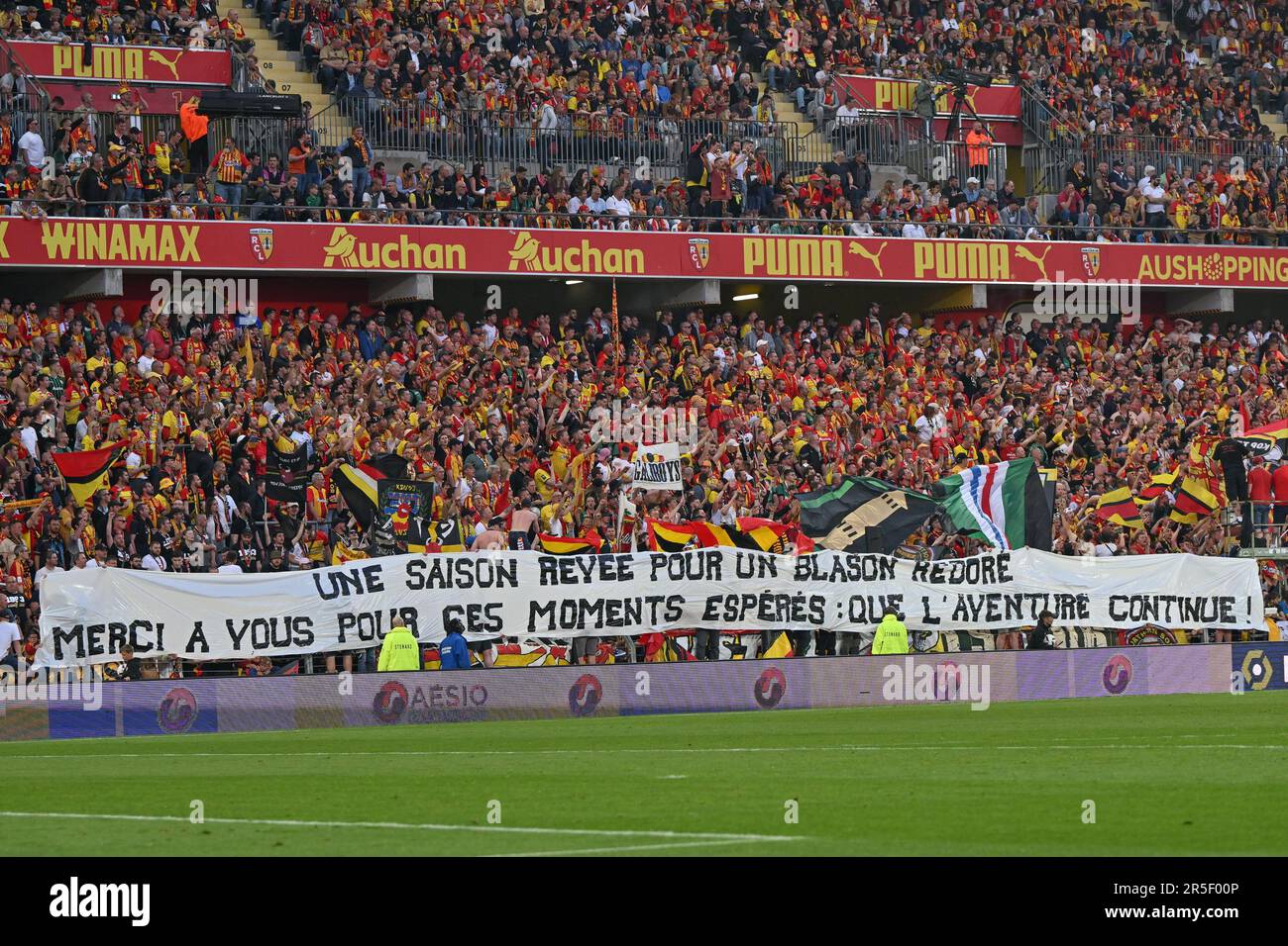 Obiettivo, Francia. 27th maggio, 2023. Fan e sostenitori di Lens in tribune Marek mostrando un banner con une saison reyee pour un blason redore ; merci a vous pour ces moments esperes : que l'aventure continua ! Su di esso ha ritratto durante una partita di calcio tra t Racing Club de Lens e AC Ajaccio, il giorno 37th della 2022-2023 Ligue 1 Uber mangia stagione, Domenica 27 maggio 2023 a Lens, Francia . Credit: Sportpix/Alamy Live News Foto Stock