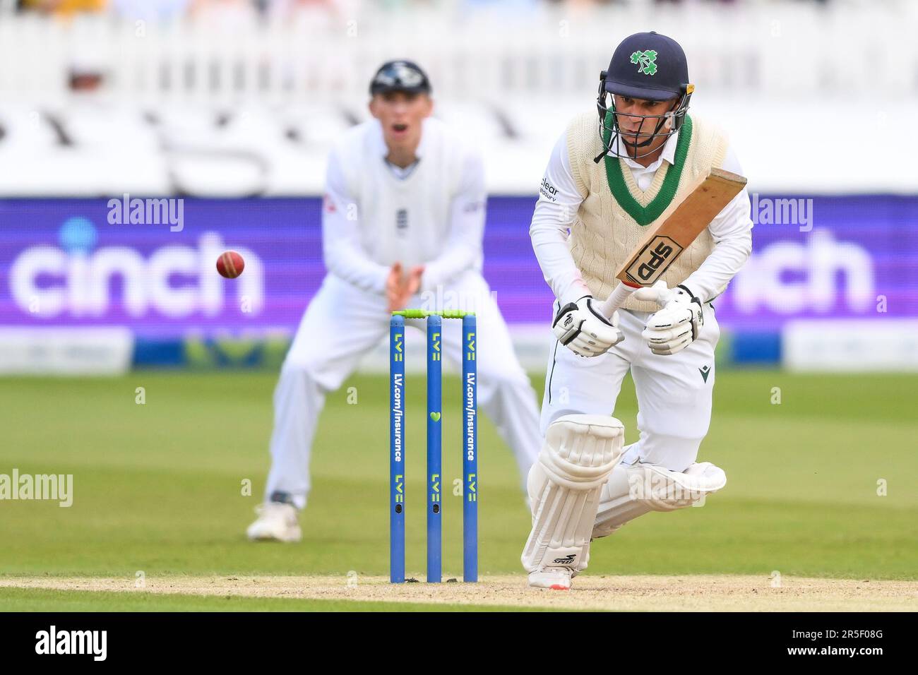 Andy McBrine d'Irlanda guida la palla per un singolo durante il LV= Insurance Test Match Test Day 3 Inghilterra vs Irlanda a Lords, Londra, Regno Unito, 3rd giugno 2023 (Photo by Craig Thomas/News Images) Foto Stock