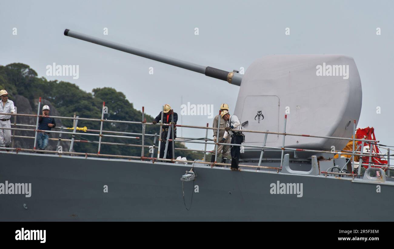 Yokusuka, Giappone. 03rd giugno, 2023. Un lavoratore esegue sono visti lavoro sul cacciatorpediniere di classe Burke Arleigh USS Benfold (DDG-65) presso Fleet Activities (FLEACT) Yokosuka in Kanagawa-Prefecture, Giappone Sabato, 3 giugno 2023. Foto di Keizo Mori/UPI Credit: UPI/Alamy Live News Foto Stock