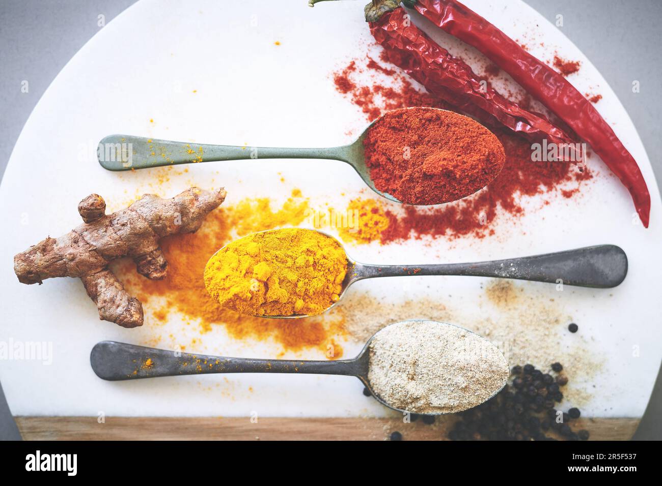 Aromatizzate le vostre papille gustative con spezie sane. un assortimento di spezie. Foto Stock