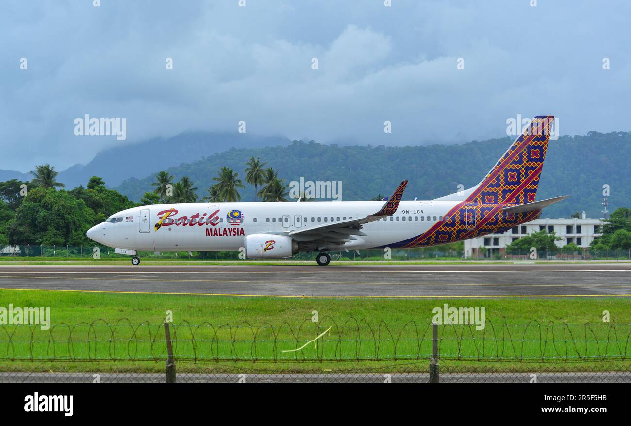 Langkawi, Malesia - 28 maggio 2023. 9m-LCV Batik Air Malaysia Boeing 737-800 (WL) tassando all'aeroporto di Langkawi (LGK), Malesia. Foto Stock