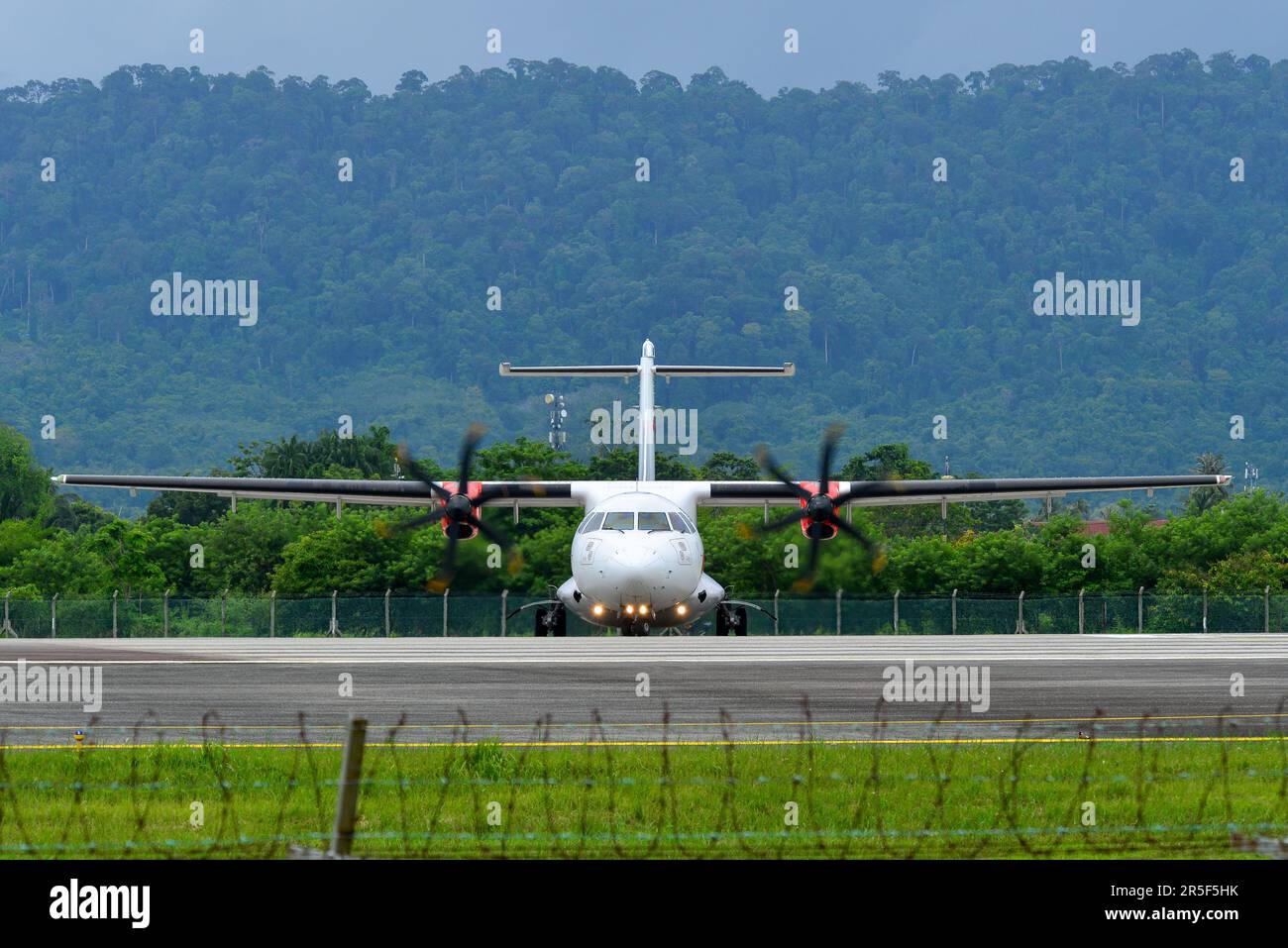 Langkawi, Malesia - 28 maggio 2023. 9m-LMK Batik Air Malaysia (Malindo) ATR 72-600 tassare per decollo dall'aeroporto di Langkawi (LGK), Malesia. Foto Stock