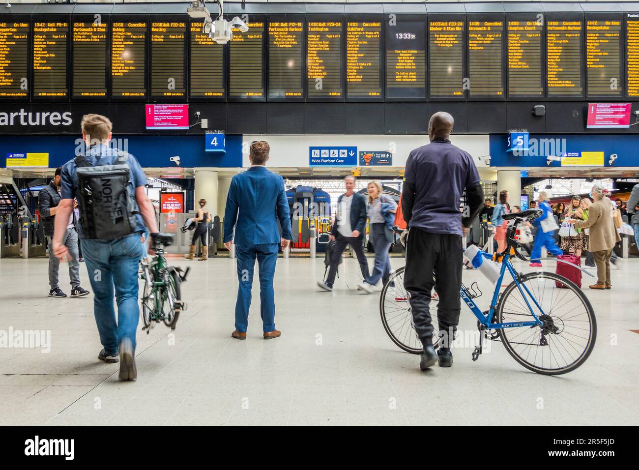 Londra, Regno Unito. 3rd giugno, 2023. Non ci sono treni per Epsom per il Derby e quella macchia è comunque chiusa. Le principali tavole di partenza mostrano ancora molti treni e la gente continua ad arrivare nella speranza di ottenerne uno. L'ultimo attacco in treno da parte degli autisti ASLEF ha un impatto sulla stazione di Waterloo. Credit: Guy Bell/Alamy Live News Foto Stock