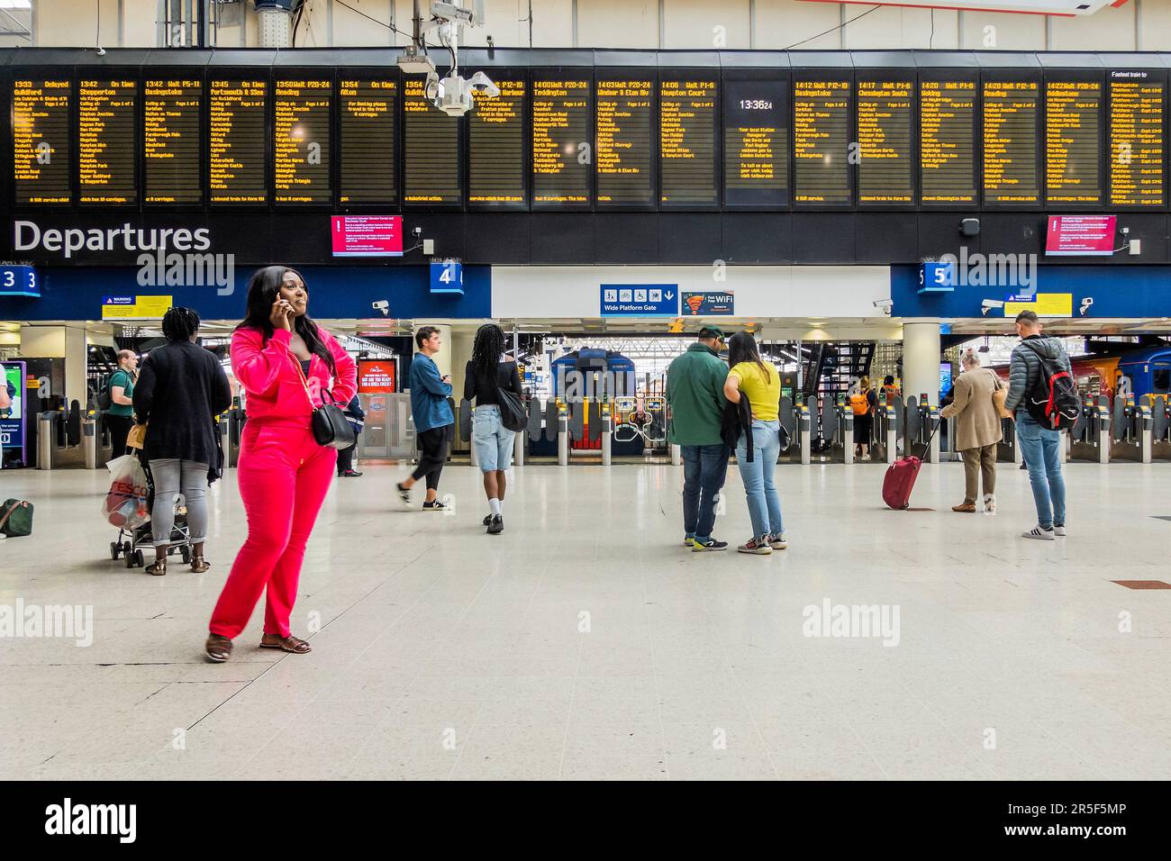 Londra, Regno Unito. 3rd giugno, 2023. Non ci sono treni per Epsom per il Derby e quella macchia è comunque chiusa. Le principali tavole di partenza mostrano ancora molti treni e la gente continua ad arrivare nella speranza di ottenerne uno. L'ultimo attacco in treno da parte degli autisti ASLEF ha un impatto sulla stazione di Waterloo. Credit: Guy Bell/Alamy Live News Foto Stock