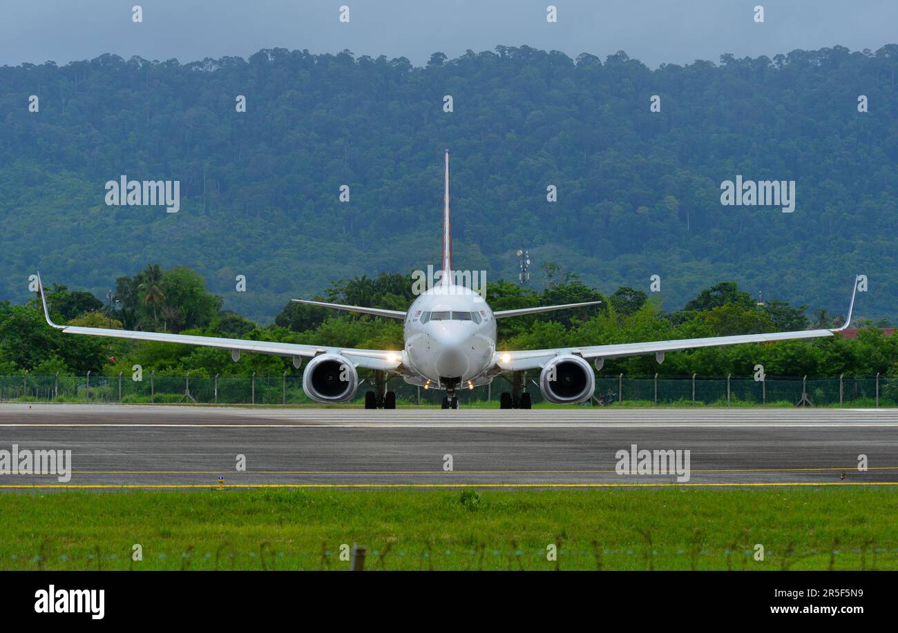 Langkawi, Malesia - 28 maggio 2023. 9m-LCV Batik Air Malaysia Boeing 737-800 (WL) tassando all'aeroporto di Langkawi (LGK), Malesia. Foto Stock