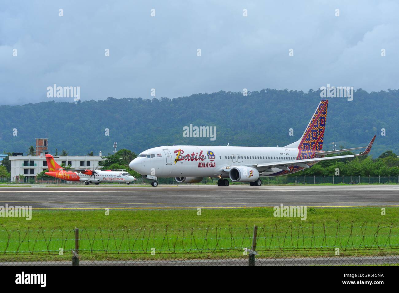 Langkawi, Malesia - 28 maggio 2023. 9m-LCV Batik Air Malaysia Boeing 737-800 (WL) tassando all'aeroporto di Langkawi (LGK), Malesia. Foto Stock