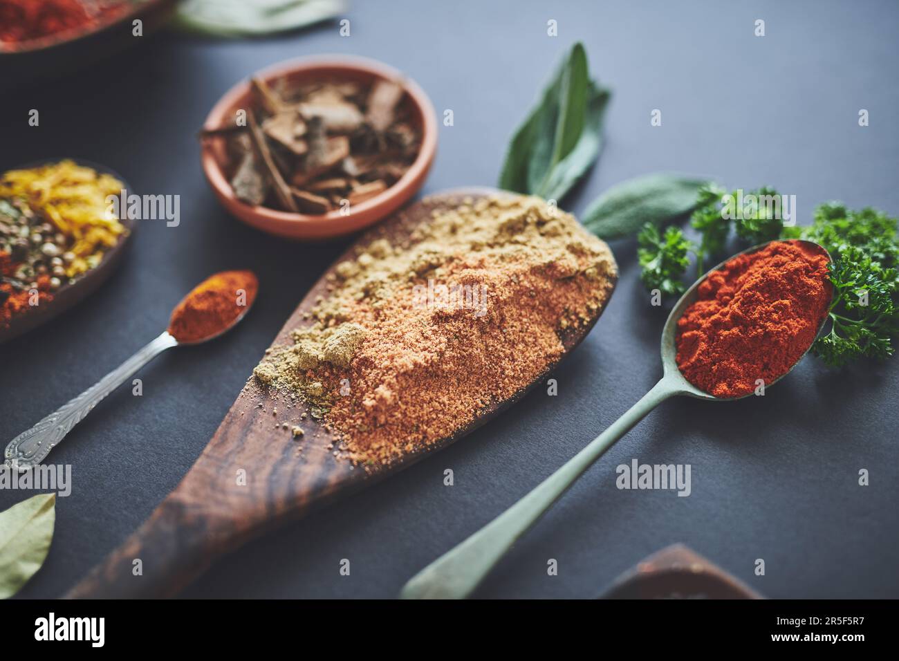 Assaggia la bellezza del mondo. un assortimento di spezie. Foto Stock