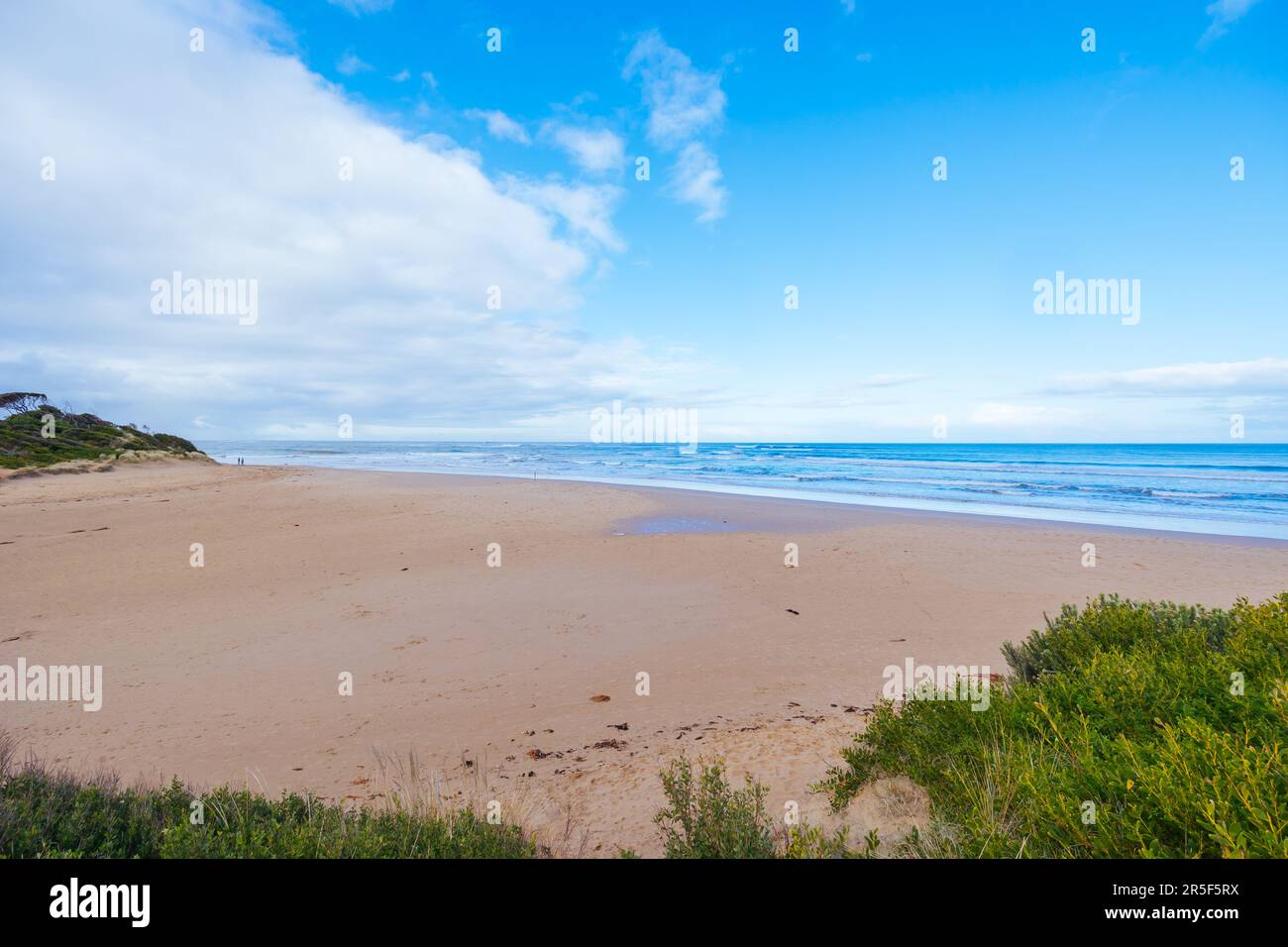 Anglesea Beach e l'oceano su un fresco e tempestoso giorno autunnale in Anglesea, Victoria, Australia Foto Stock