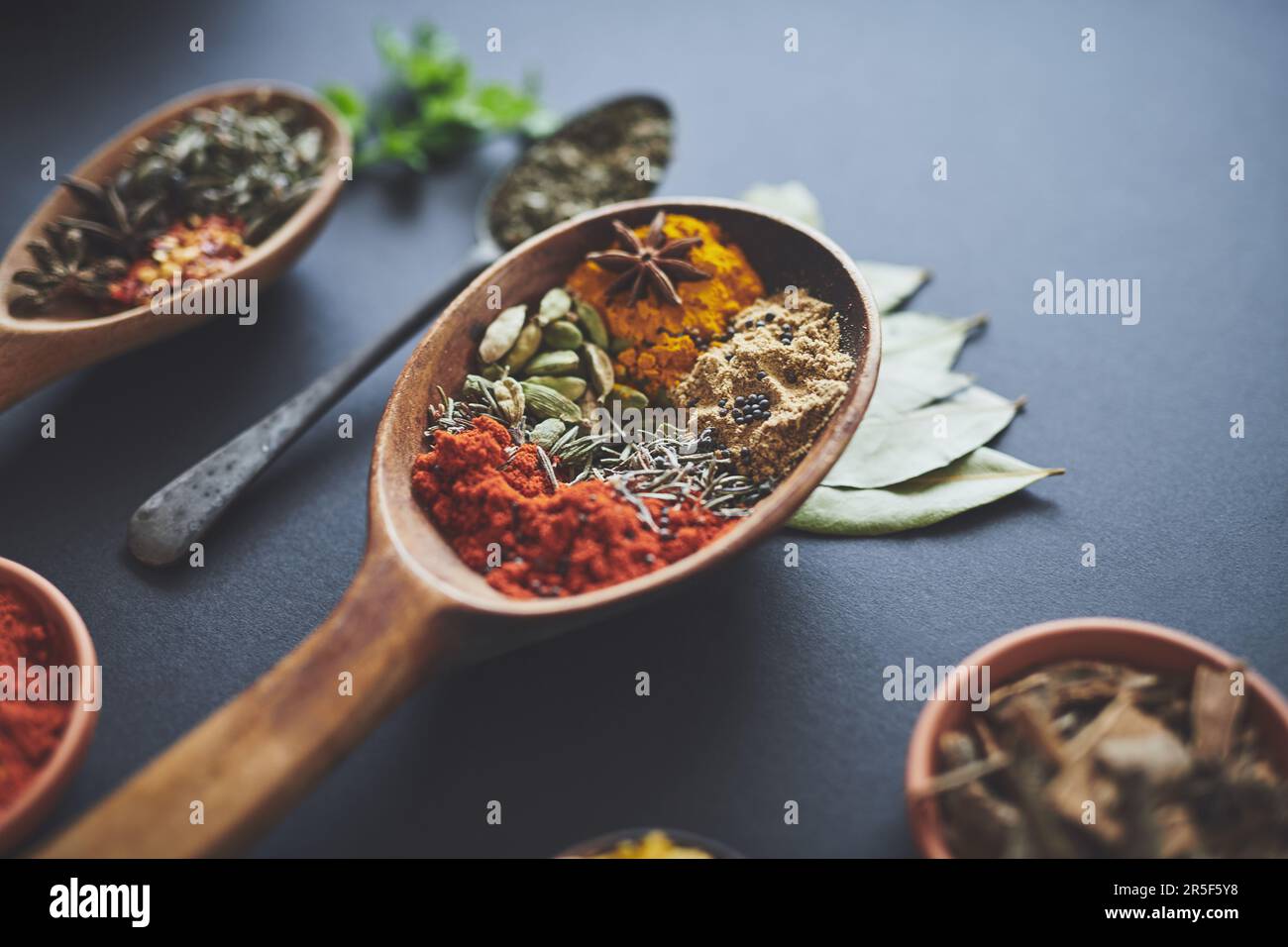 Abbiamo le migliori spezie per i vostri piatti preferiti. un assortimento di spezie. Foto Stock
