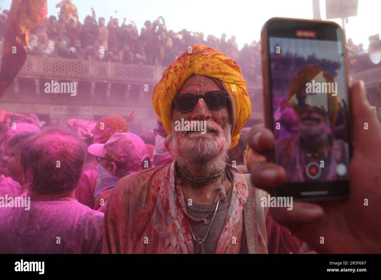 Ritratto di un uomo durante il festival Holi nel tempio di Nandgaon, India Foto Stock