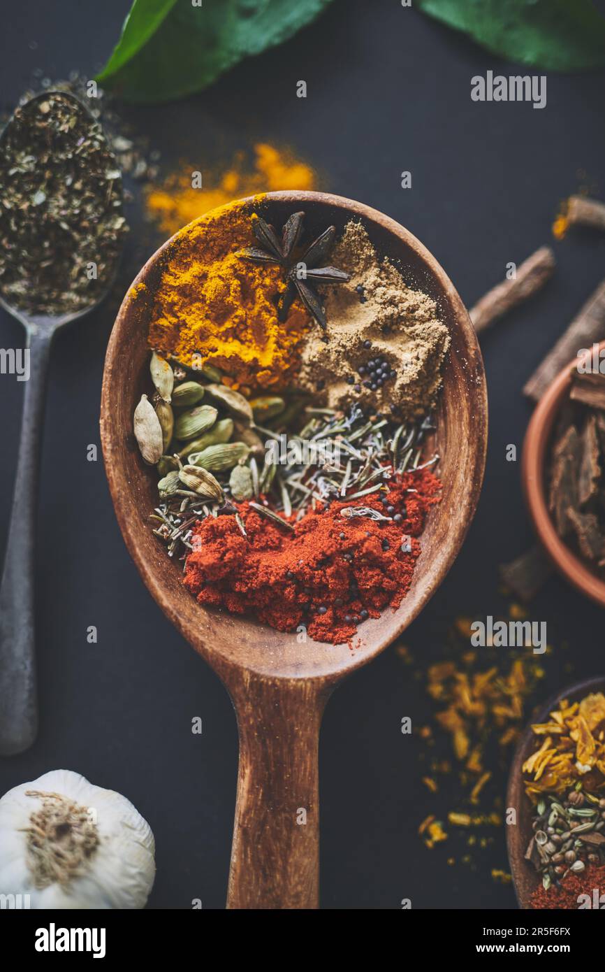 Viviamo tutti in un mondo di sapori. un assortimento di spezie. Foto Stock