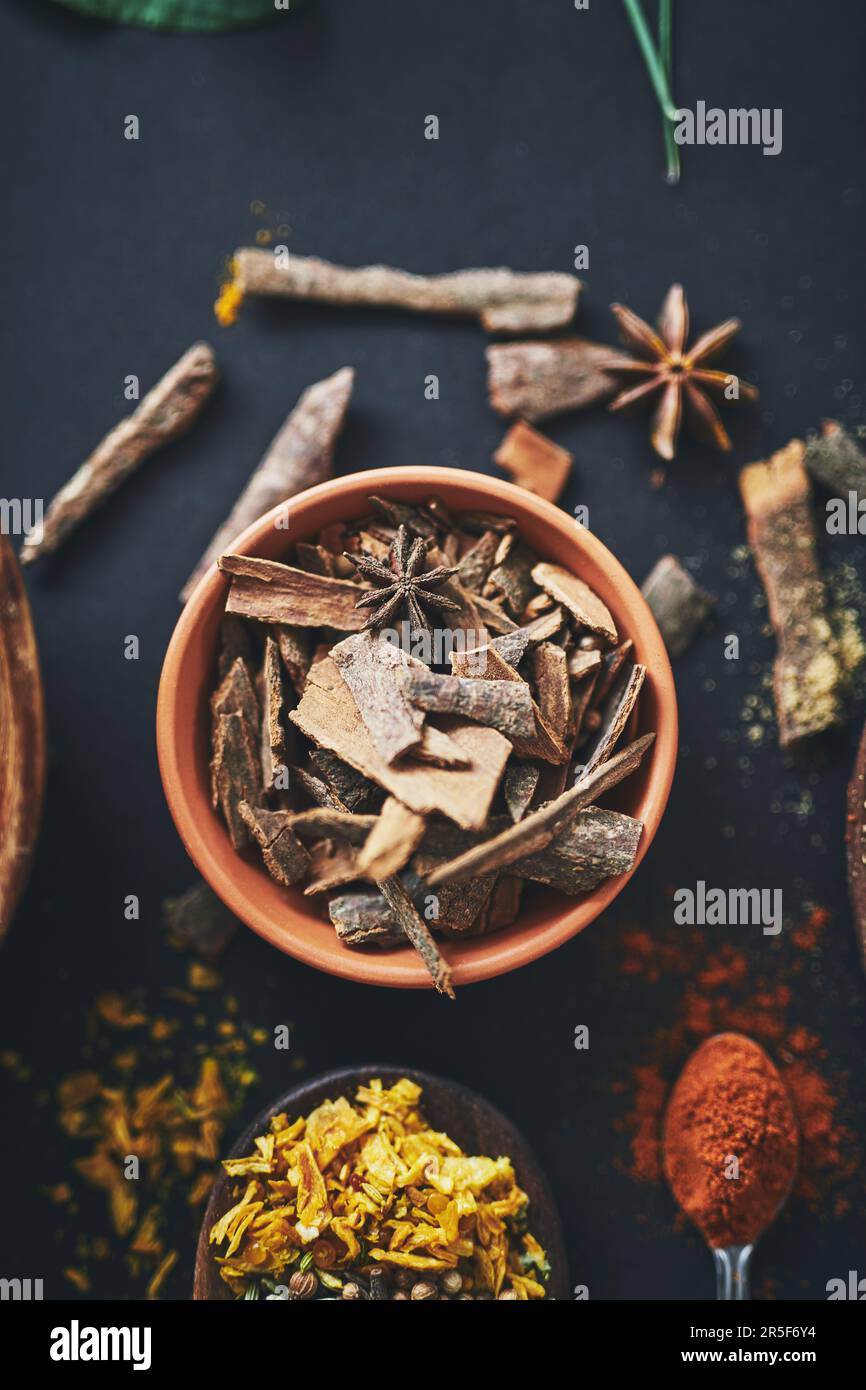 Servire un piatto di delizie che nessuno dimenticherà mai. un assortimento di spezie. Foto Stock