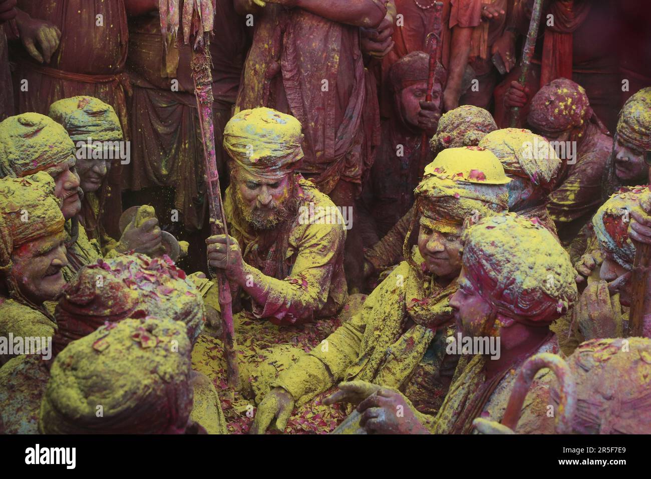 Folla durante Holi nel tempio di Nandgaon, India Foto Stock