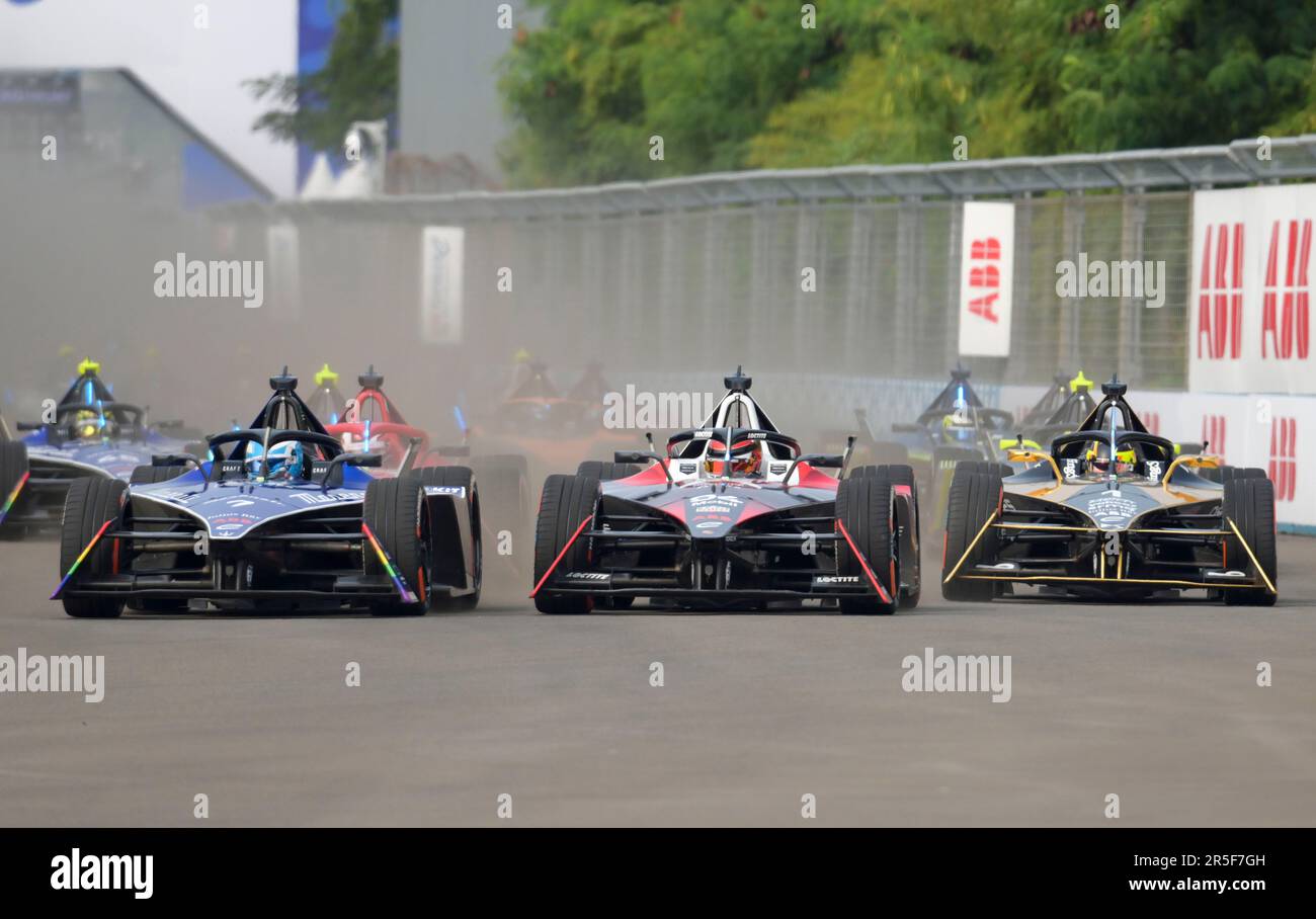 Giacarta, Indonesia. 3rd giugno, 2023. I piloti competono durante la gara ABB Formula-e Championship JAKARTA e-Prix a Giacarta, Indonesia, 3 giugno 2023. Credit: Zulkarnain/Xinhua/Alamy Live News Foto Stock