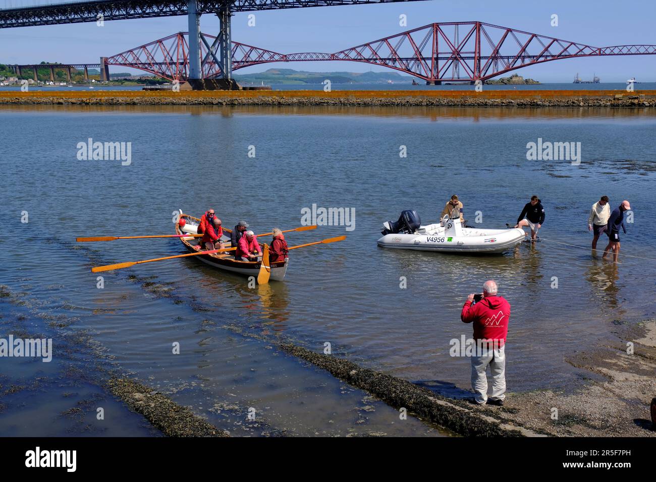 South Queensferry, Scozia, Regno Unito. 3rd giu 2023. Un alveare di attività al South Queensferry con i visitatori che godono il bel tempo soleggiato e partecipare a varie attività di sport acquatici e gite in barca. Barche di lancio alla rampa di Port Edgar Marina. Credit: Craig Brown/Alamy Live News Foto Stock