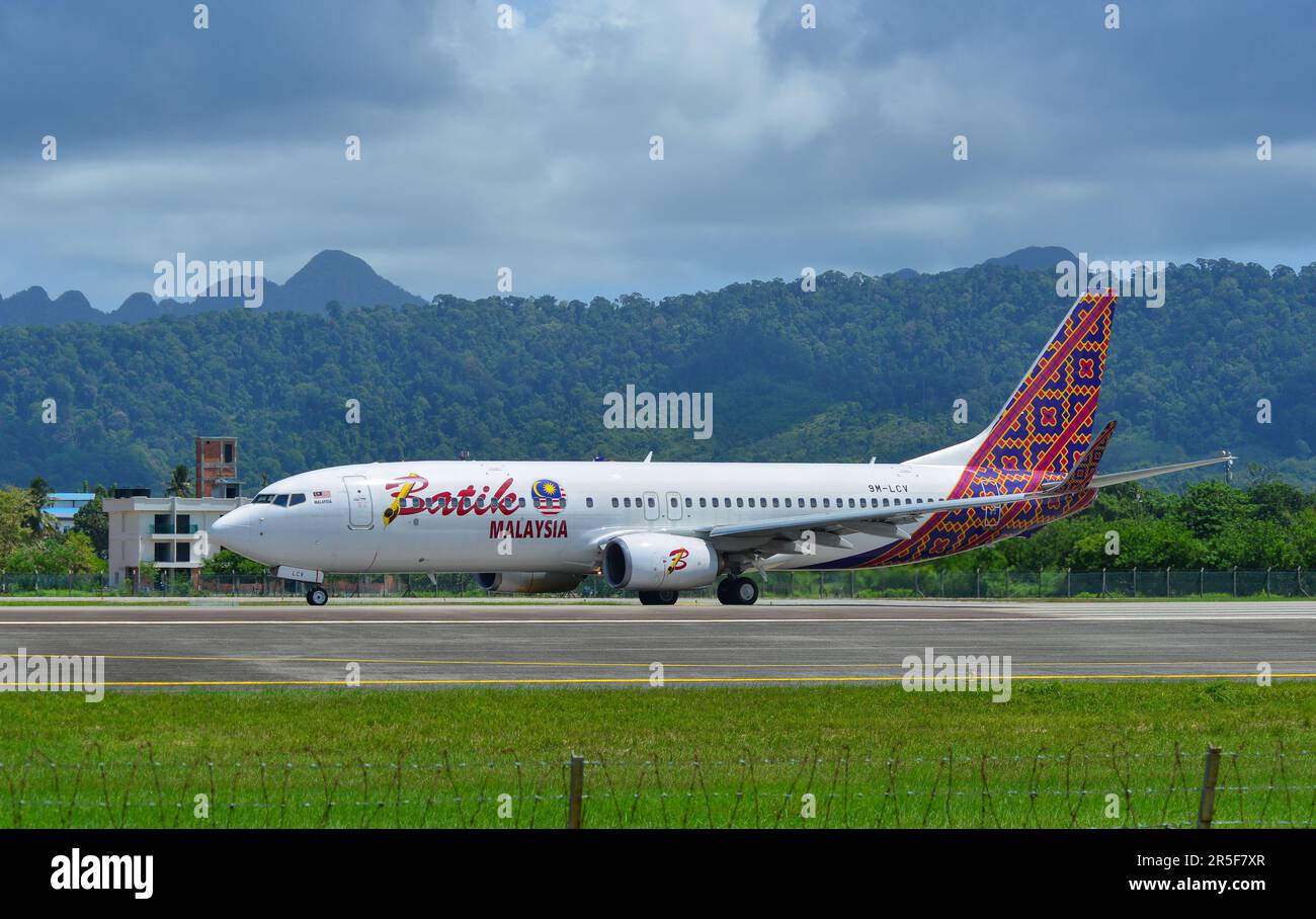 Langkawi, Malesia - 28 maggio 2023. 9m-LCV Batik Air Malaysia Boeing 737-800 (WL) tassando all'aeroporto di Langkawi (LGK), Malesia. Foto Stock