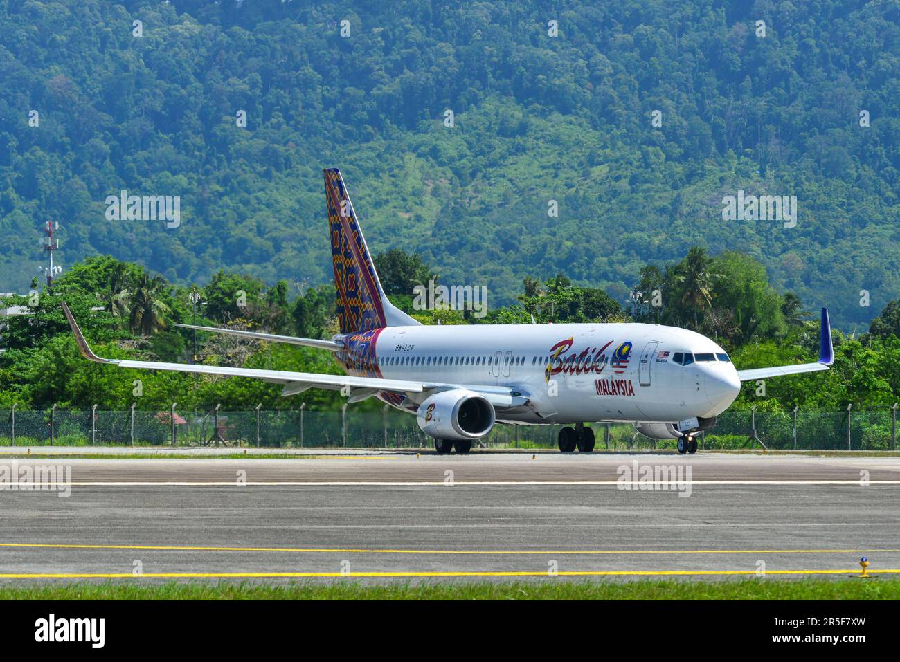Langkawi, Malesia - 28 maggio 2023. 9m-LCV Batik Air Malaysia Boeing 737-800 (WL) tassando all'aeroporto di Langkawi (LGK), Malesia. Foto Stock
