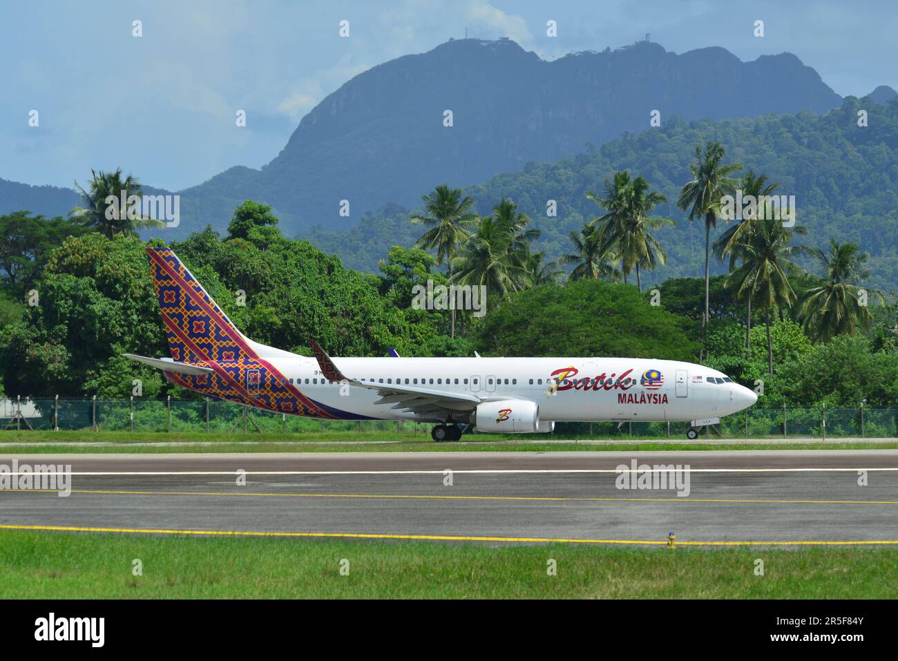 Langkawi, Malesia - 28 maggio 2023. 9m-LCV Batik Air Malaysia Boeing 737-800(WL) tassando all'Aeroporto di Langkawi (LGK), Malesia. Foto Stock