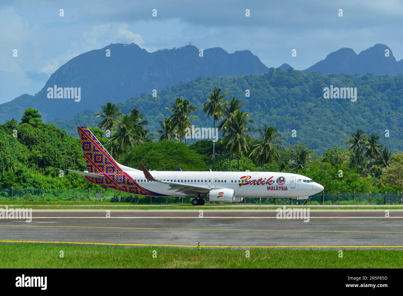 Langkawi, Malesia - 28 maggio 2023. 9m-LCV Batik Air Malaysia Boeing 737-800(WL) tassando all'Aeroporto di Langkawi (LGK), Malesia. Foto Stock