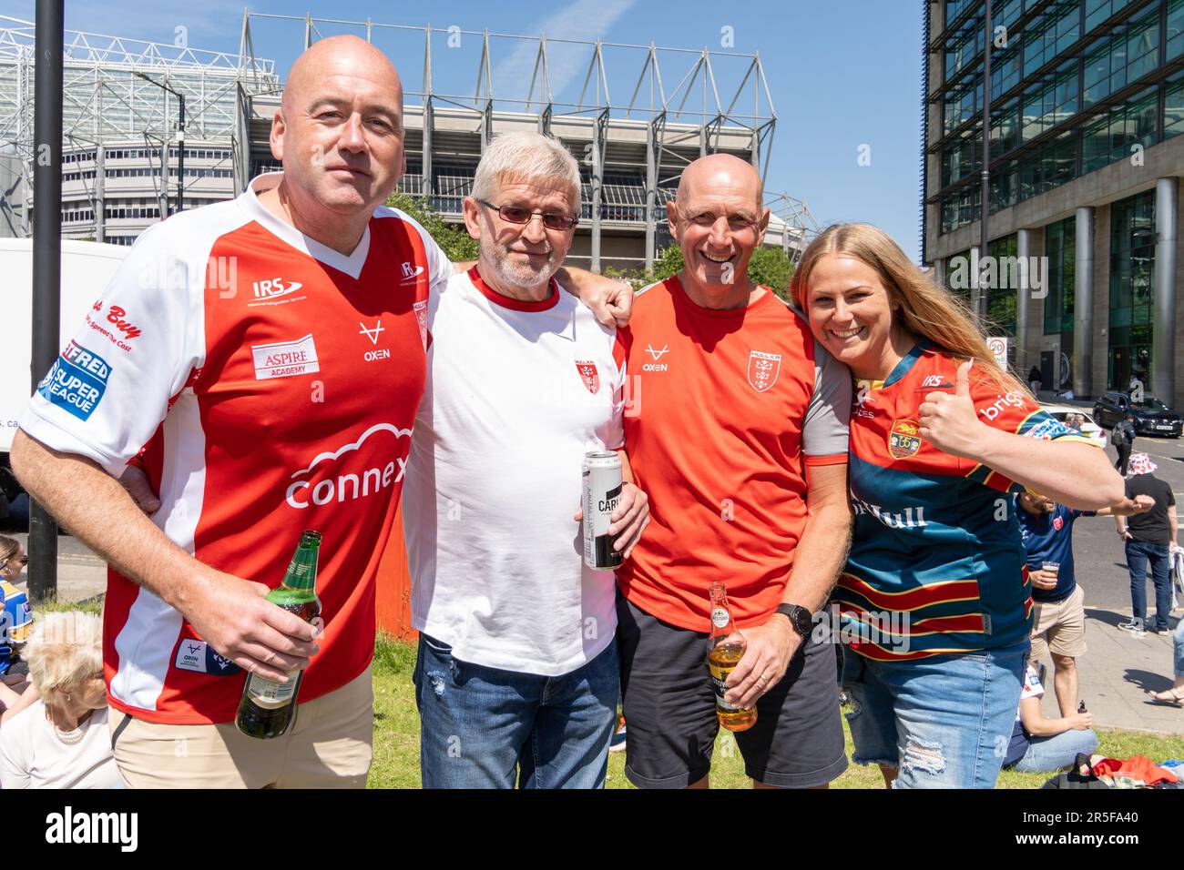 Newcastle upon Tyne, Regno Unito. 3rd giugno 2023. I fan della Rugby League del Betfred Super League Magic Weekend hanno luogo in città, con incontri ospitati allo stadio St James' Park. Tifosi dello scafo K R. Credit: Hazel Plater/Alamy Live News Foto Stock